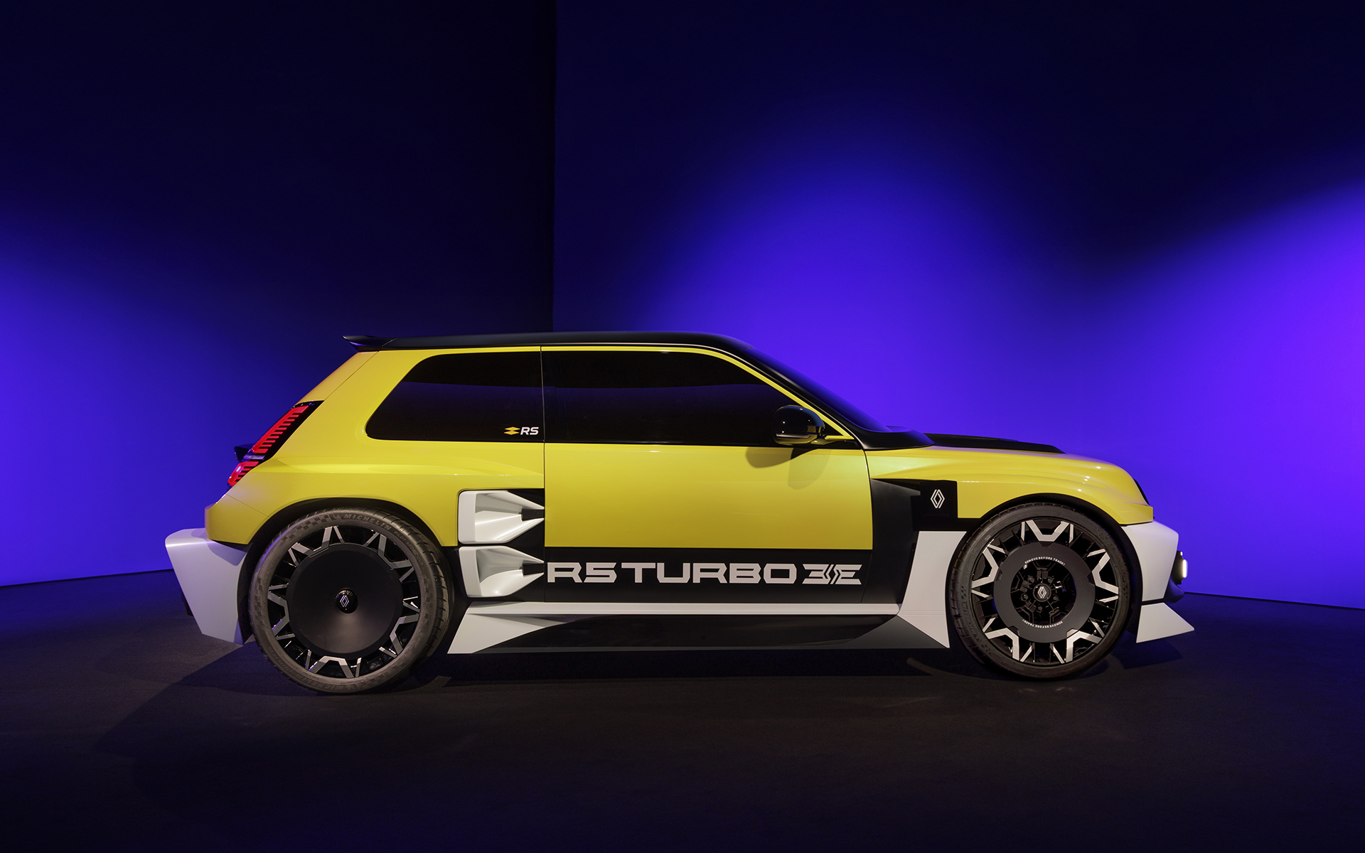 サンクターボ3Eは1980年代にラリーで活躍した小型ミッドシップモデルの「5 ターボ」「5 ターボ2」が、バッテリEVとして現代に復活したモデル。市販版の世界生産台数は1980台で、日本市場にも導入予定であることが発表されている