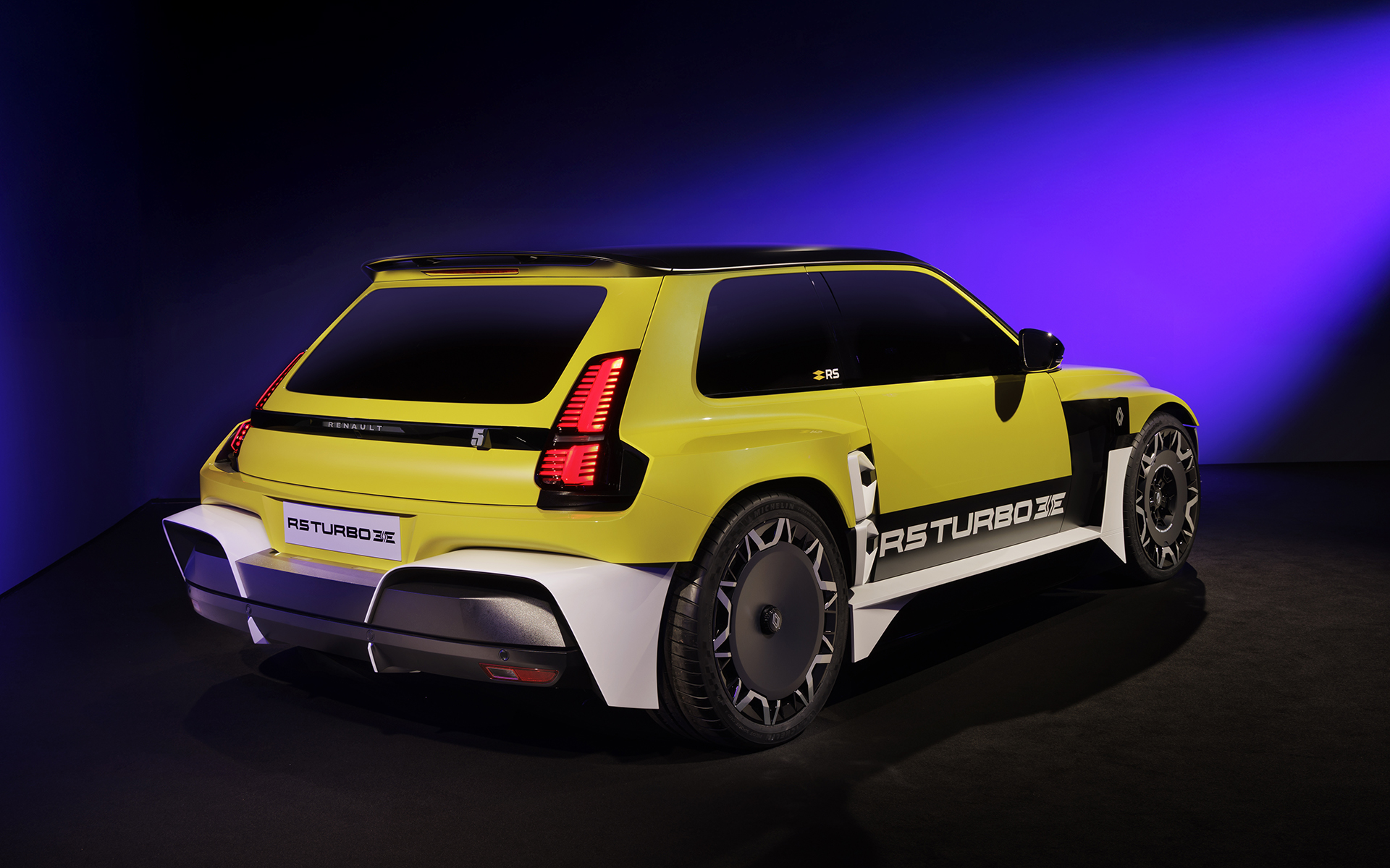 サンクターボ3Eは1980年代にラリーで活躍した小型ミッドシップモデルの「5 ターボ」「5 ターボ2」が、バッテリEVとして現代に復活したモデル。市販版の世界生産台数は1980台で、日本市場にも導入予定であることが発表されている