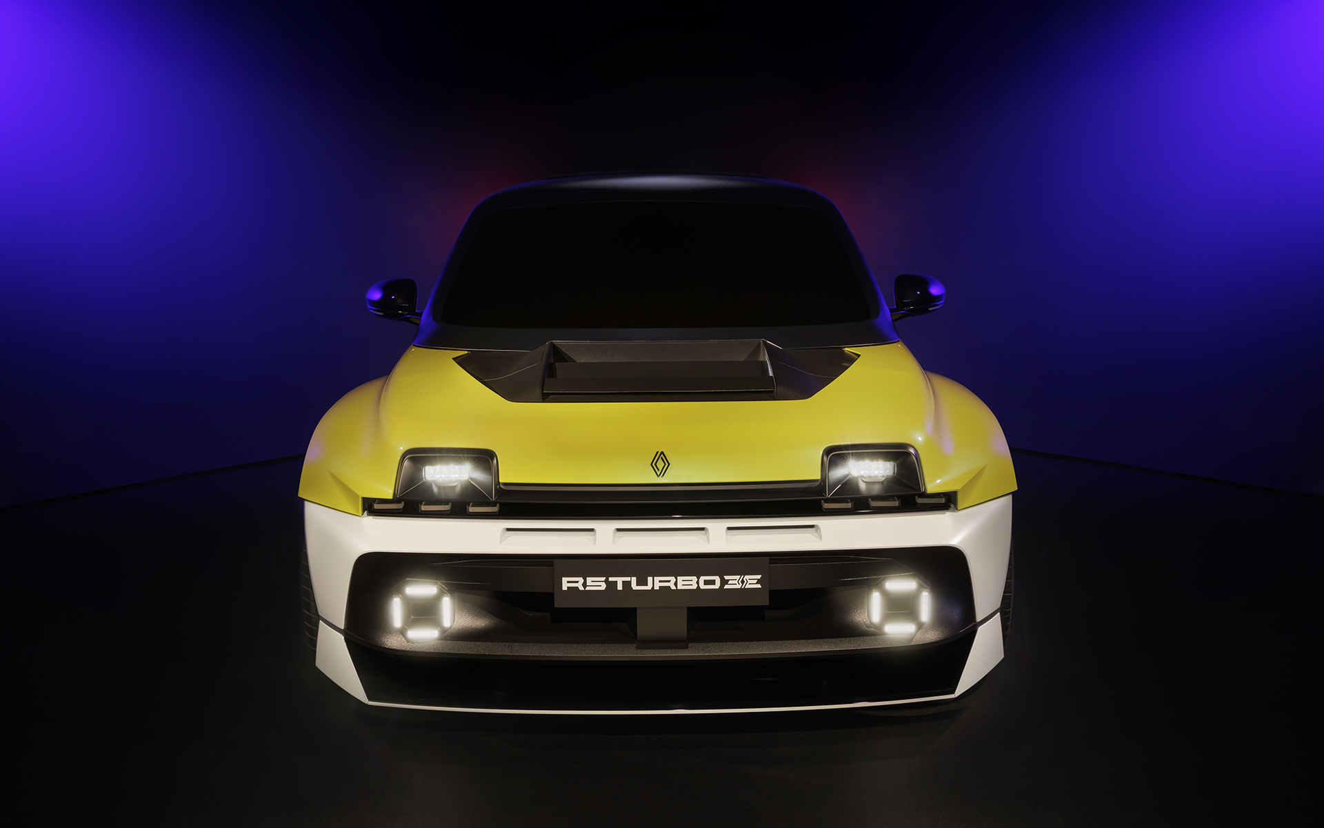 サンクターボ3Eは1980年代にラリーで活躍した小型ミッドシップモデルの「5 ターボ」「5 ターボ2」が、バッテリEVとして現代に復活したモデル。市販版の世界生産台数は1980台で、日本市場にも導入予定であることが発表されている