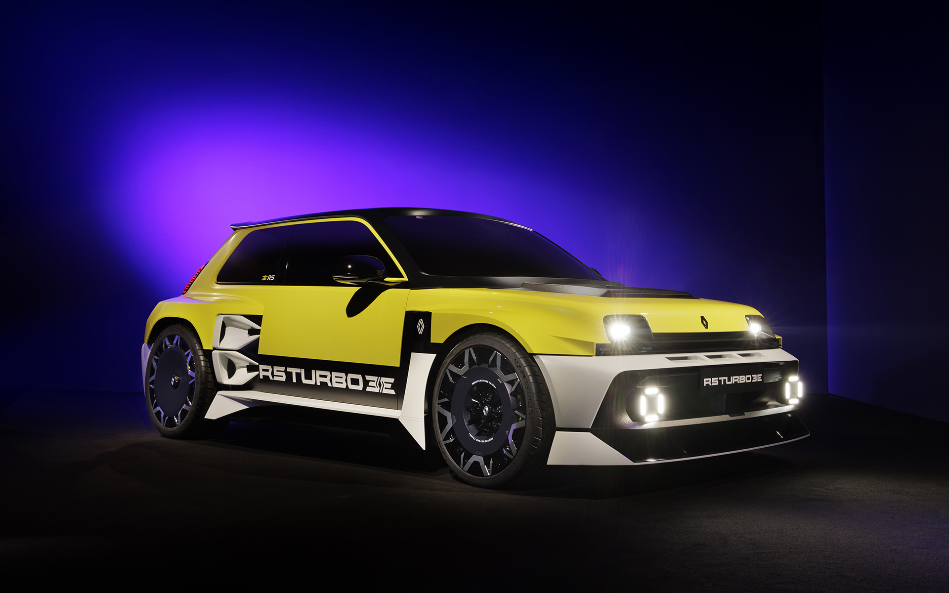 サンクターボ3Eは1980年代にラリーで活躍した小型ミッドシップモデルの「5 ターボ」「5 ターボ2」が、バッテリEVとして現代に復活したモデル。市販版の世界生産台数は1980台で、日本市場にも導入予定であることが発表されている