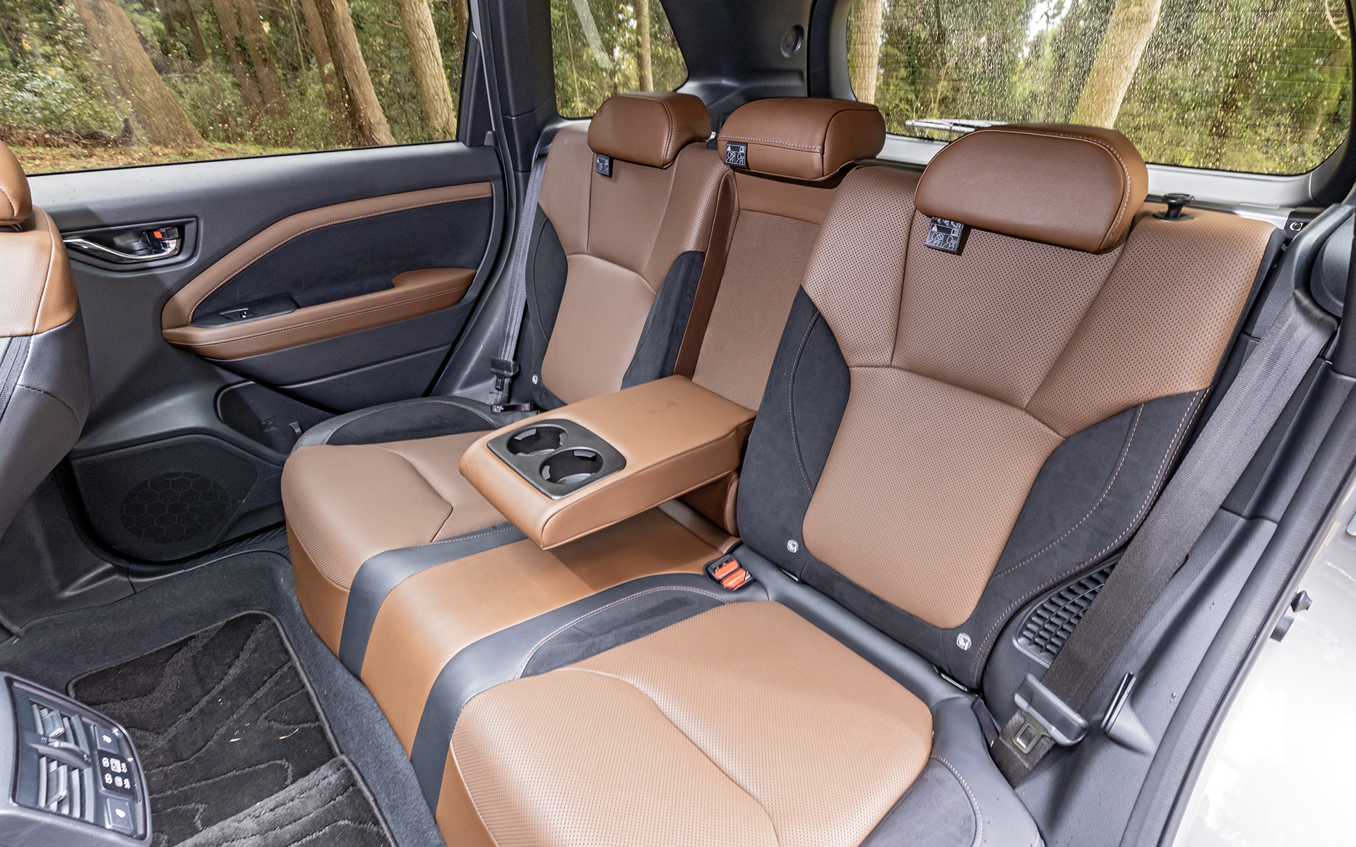 リアシート中央に収納式のアームレストを装備