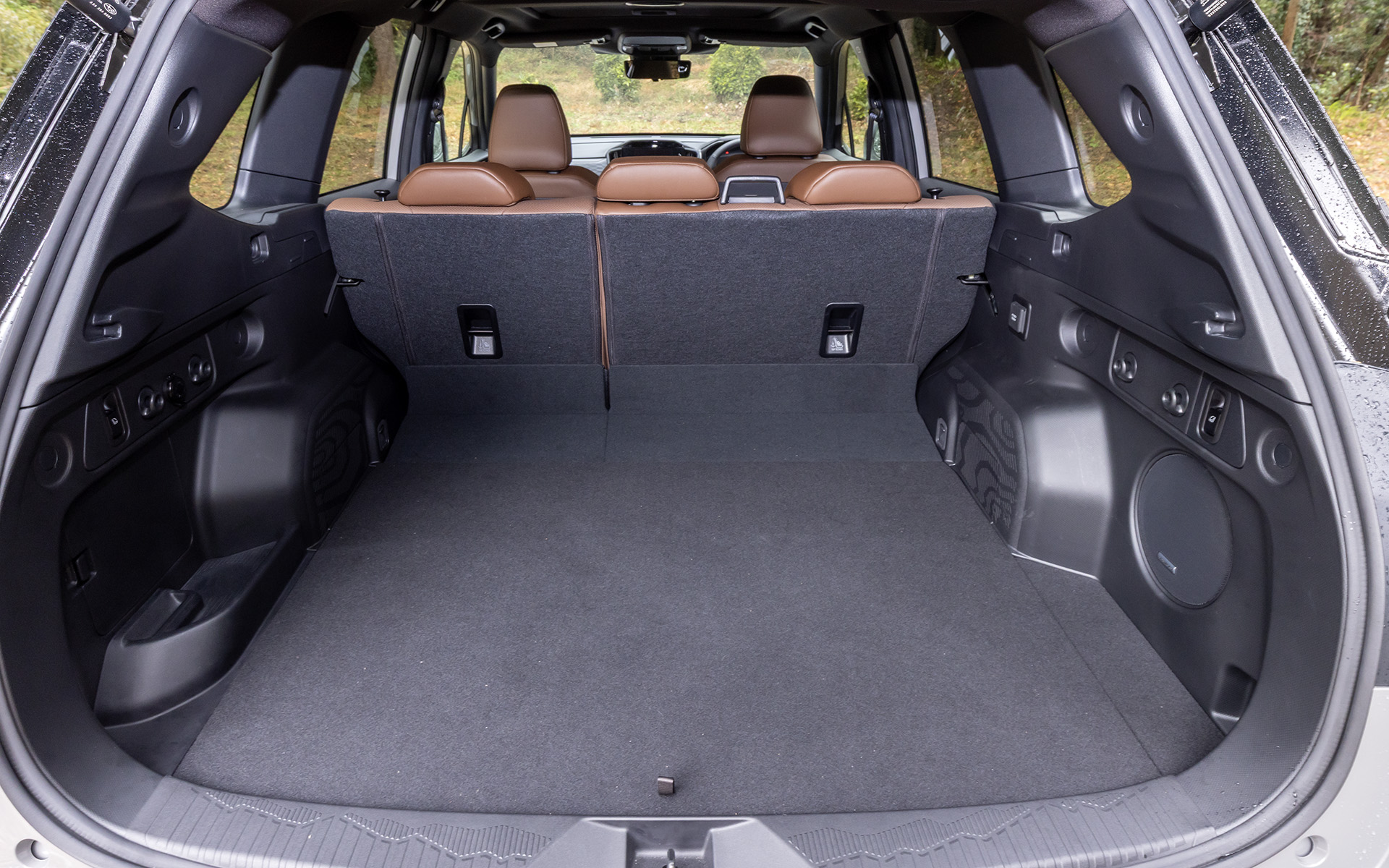 広々としたラゲッジスペース。6：4分割可倒式リアシートを前倒しすればフラットで広大なスペースが出現