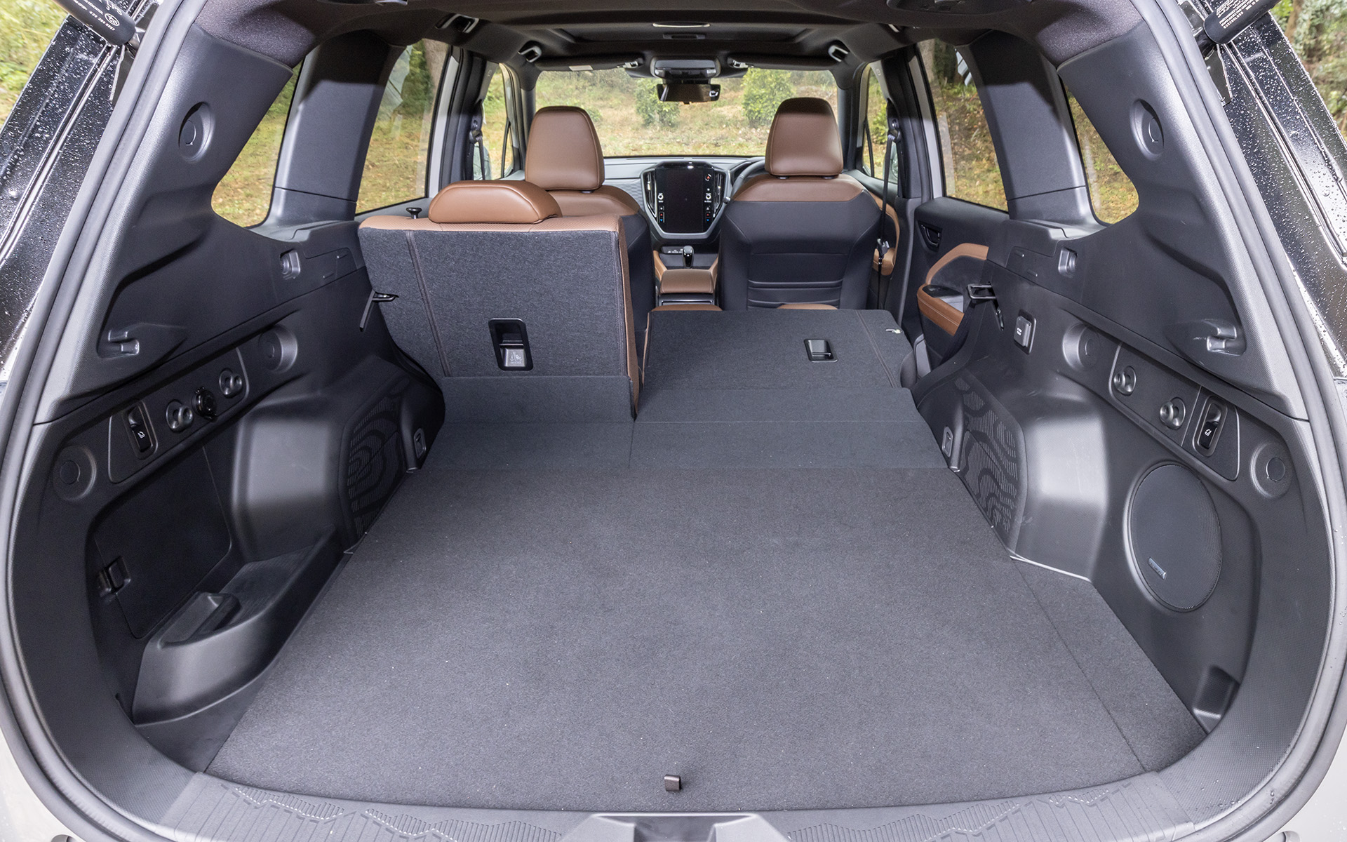 広々としたラゲッジスペース。6：4分割可倒式リアシートを前倒しすればフラットで広大なスペースが出現