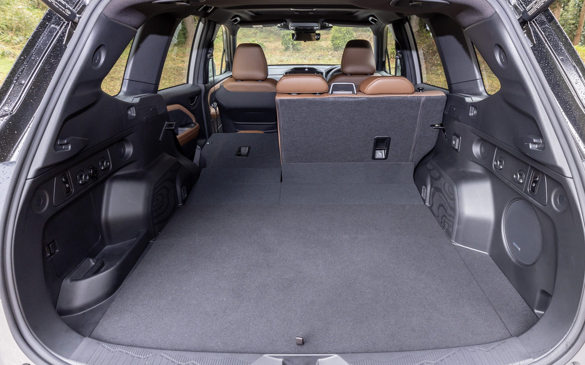 広々としたラゲッジスペース。6：4分割可倒式リアシートを前倒しすればフラットで広大なスペースが出現