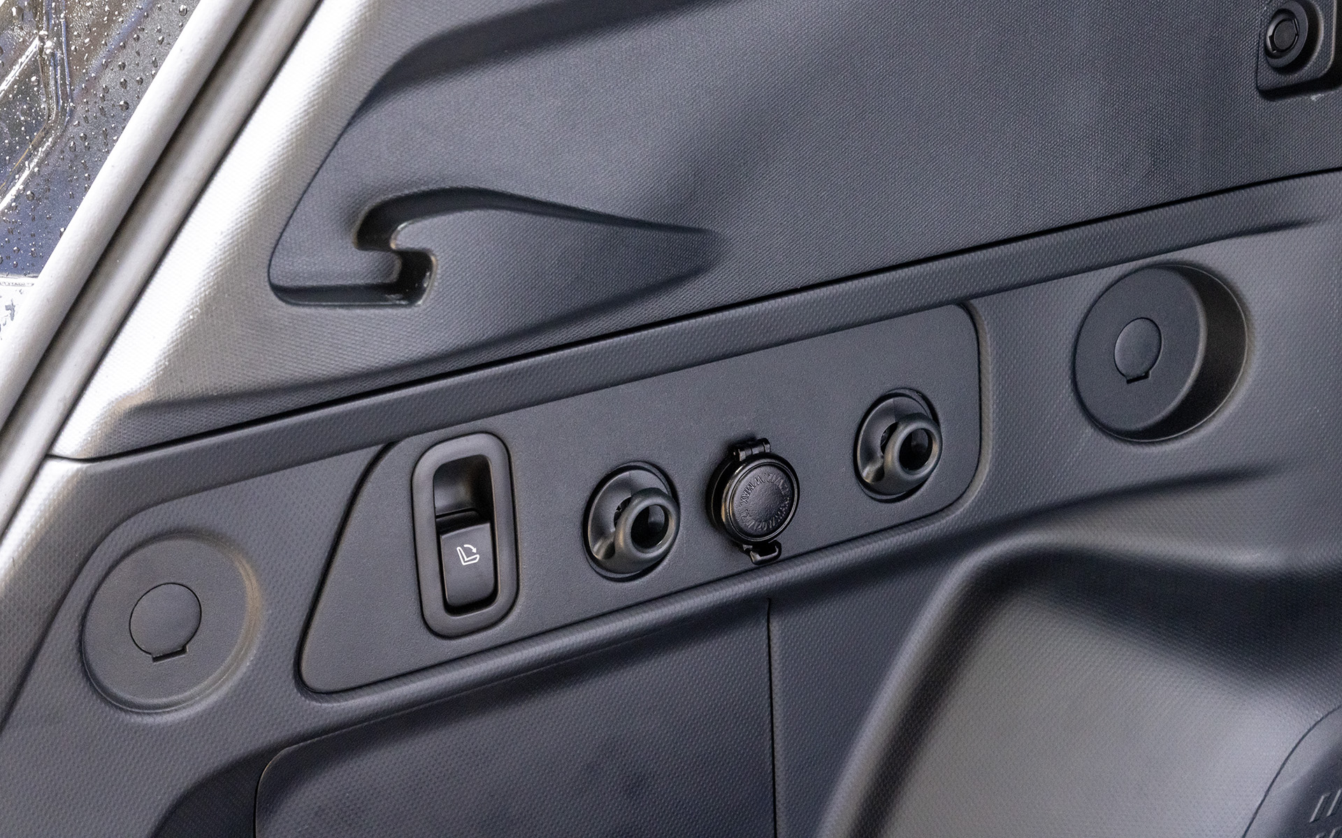 左右にある丸い部分はユーティリティナット。オプションのフックを装着することでさまざまな用品の固定が可能