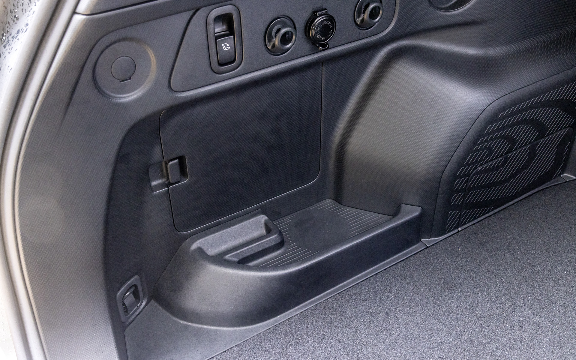 下部にはトレイ。その前方にプロテクトパターンを配置