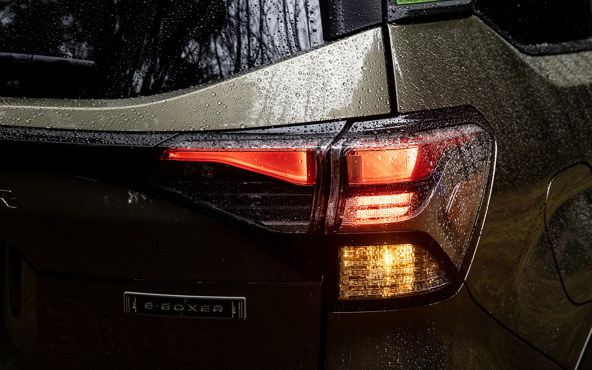 リアコンビランプの点灯パターン。右側にリアフォグランプ、左側にバックランプが入る