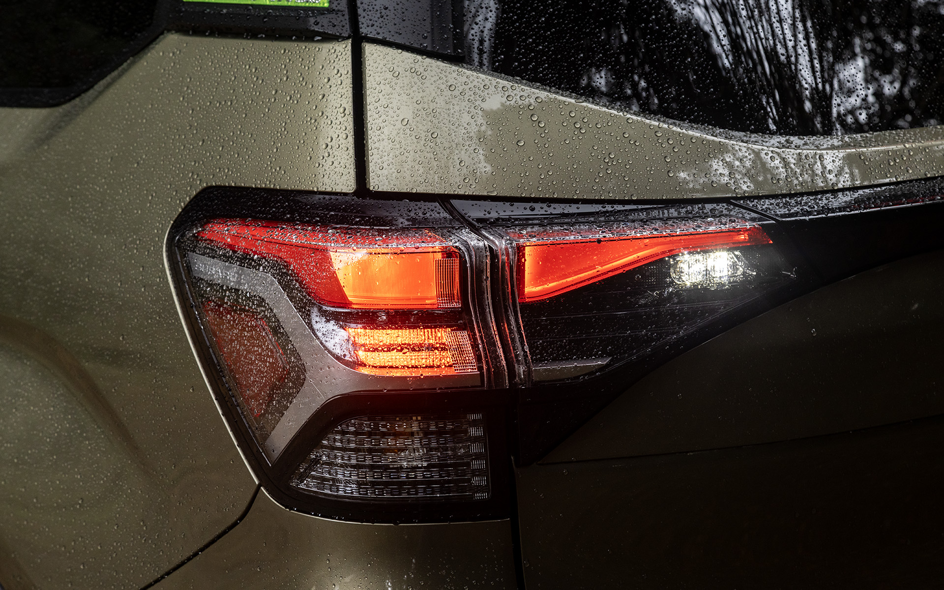 リアコンビランプの点灯パターン。右側にリアフォグランプ、左側にバックランプが入る