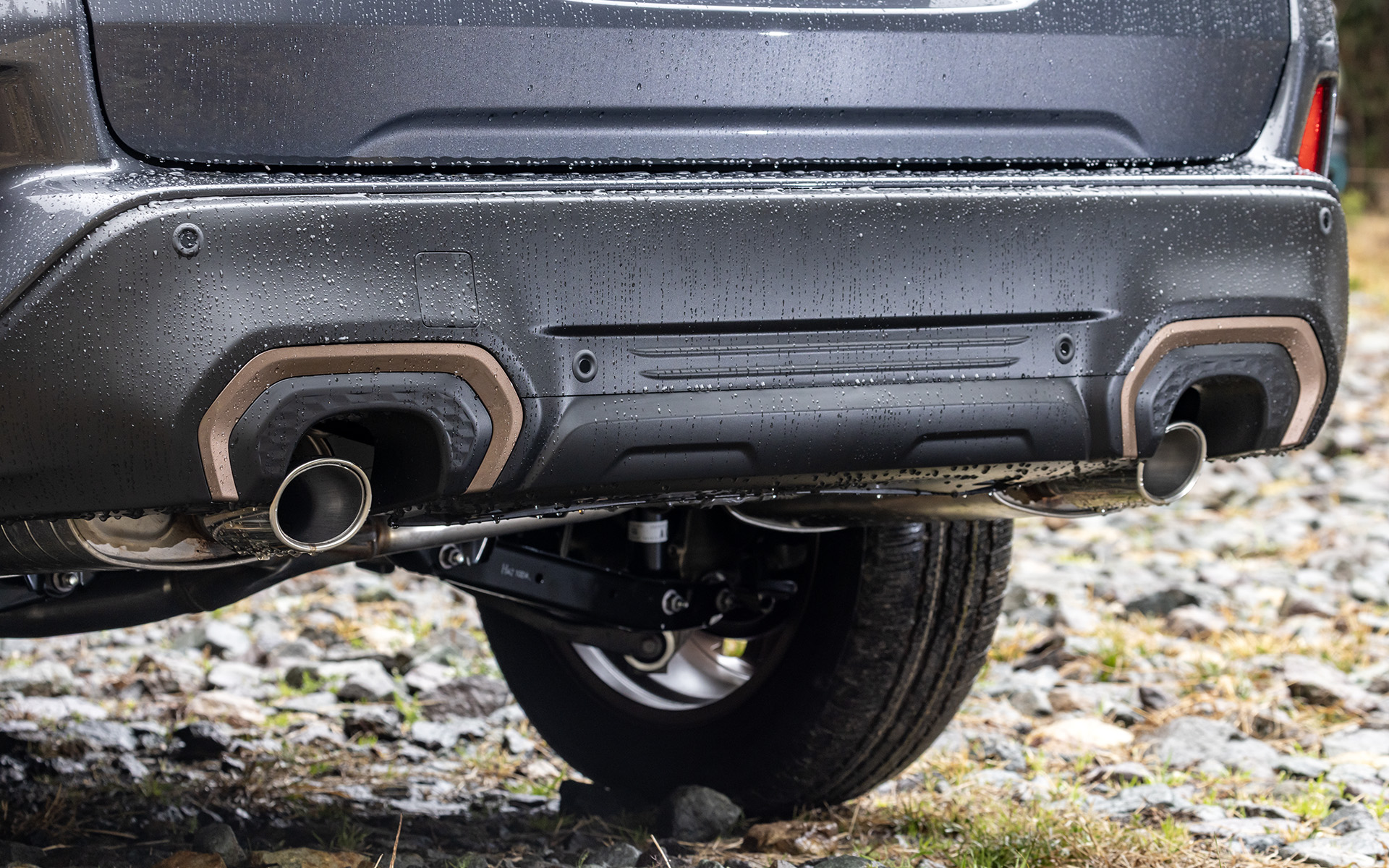 マフラーはデュアルテールタイプ。リアのバンパーガーニッシュもカッパー