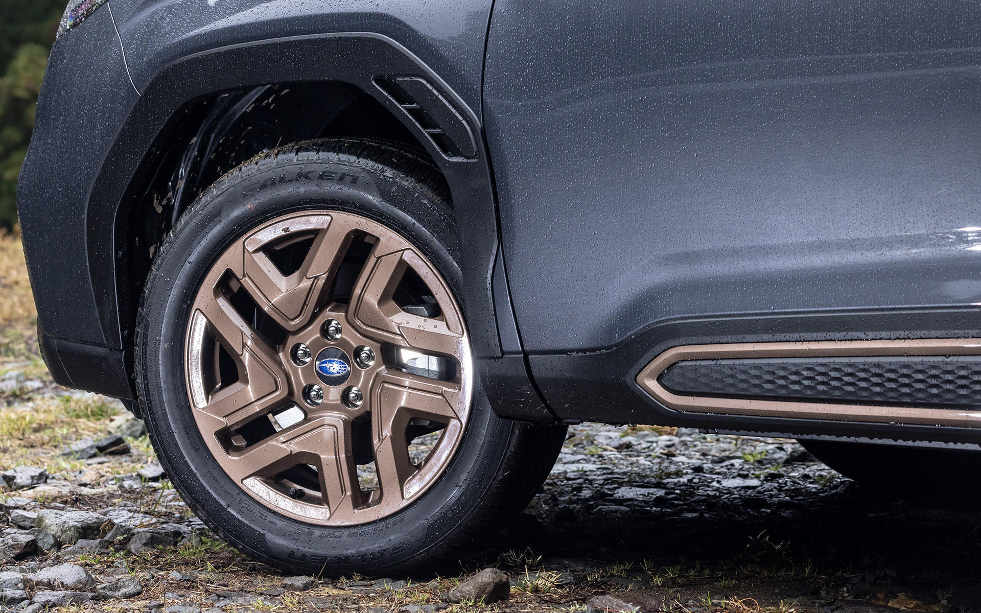 18インチのアルミホイールもカッパー。撮影車両のタイヤはX-BREAKと同じくファルケン ZIEX ZE001 A/Sの225/55R18