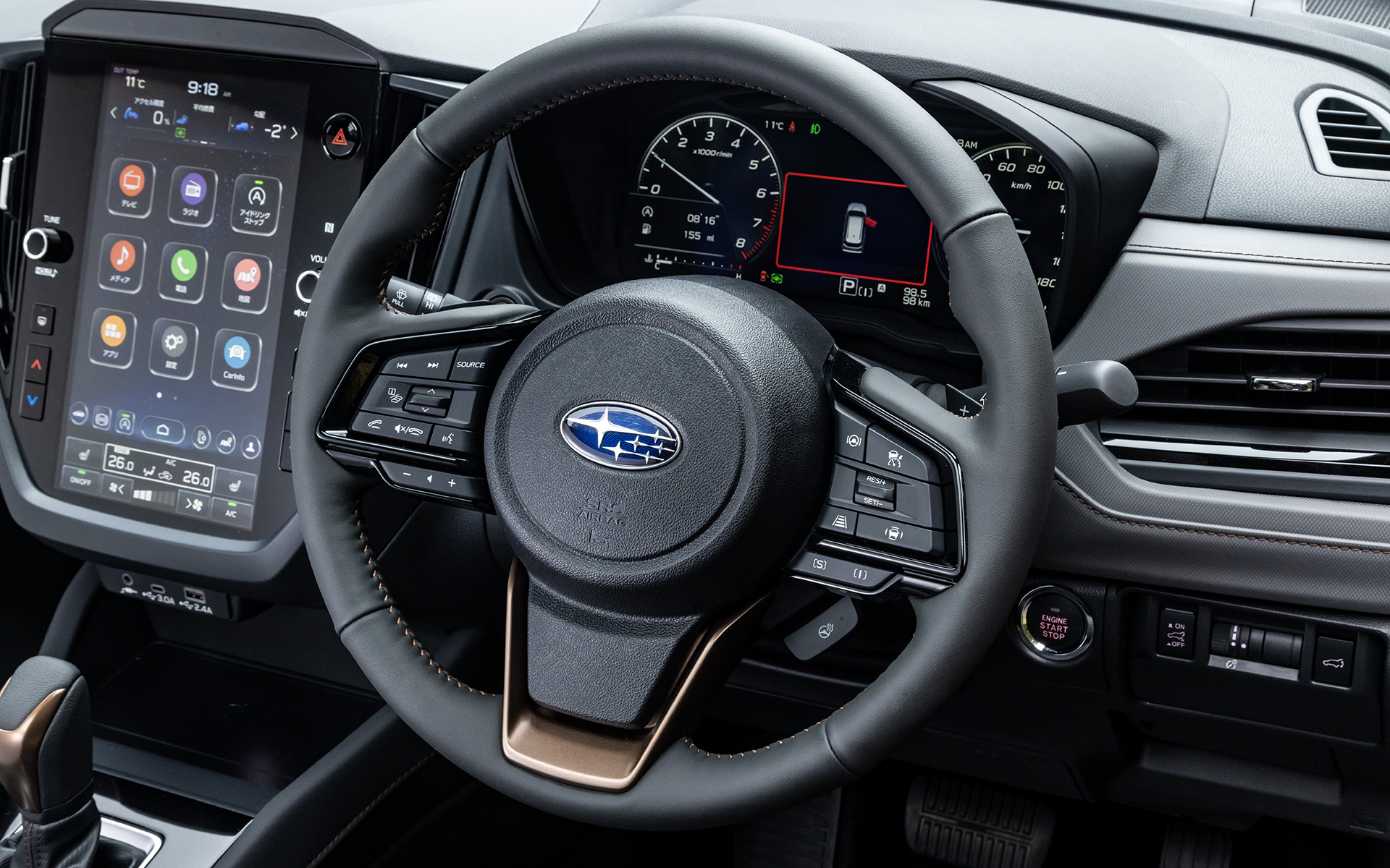 カッパー加飾付きの本革巻きステアリング