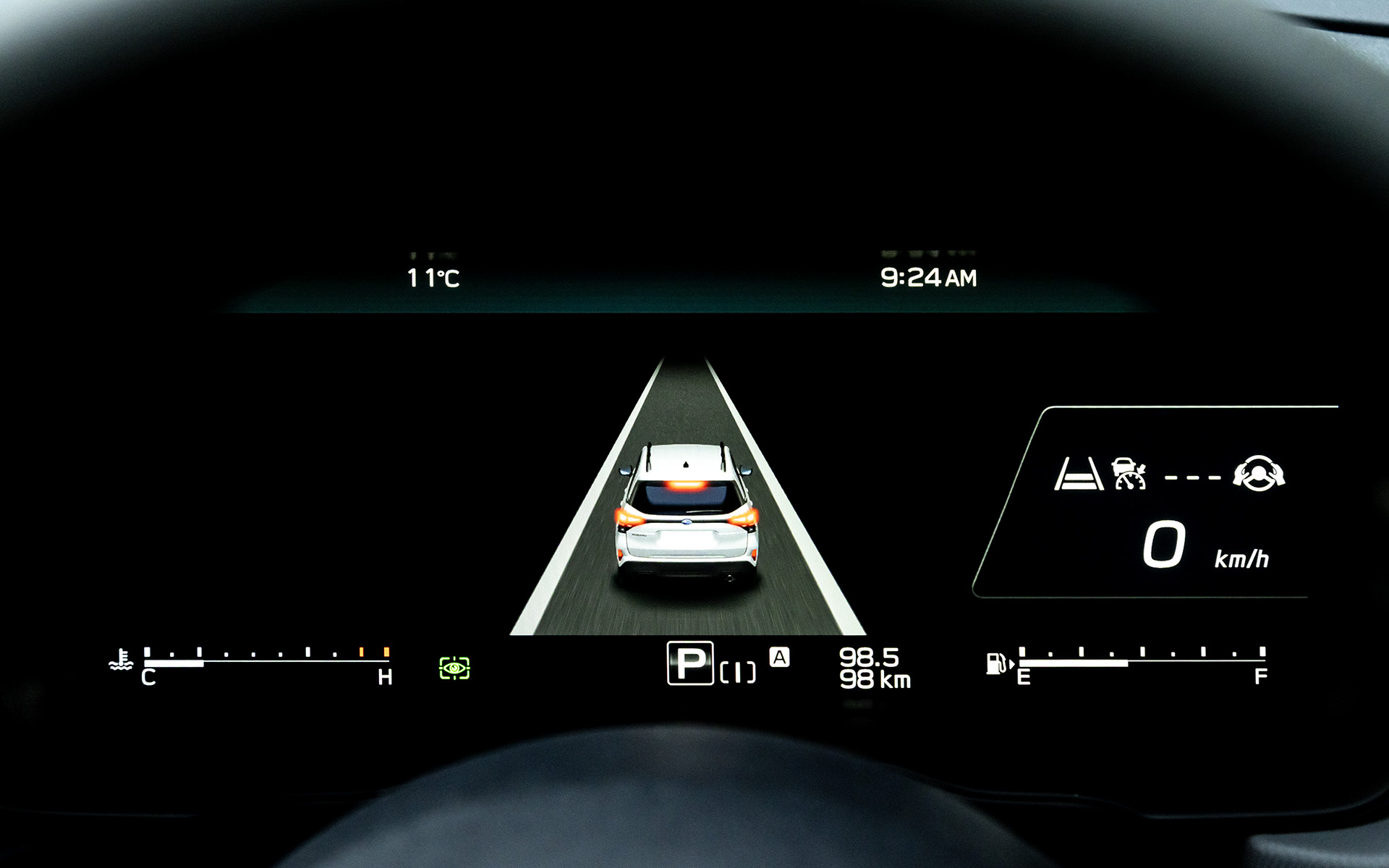 メーターパネルはハイブリッド車と同じ12.3インチのフル液晶。メーターメインの表示では左側がタコメーターになる