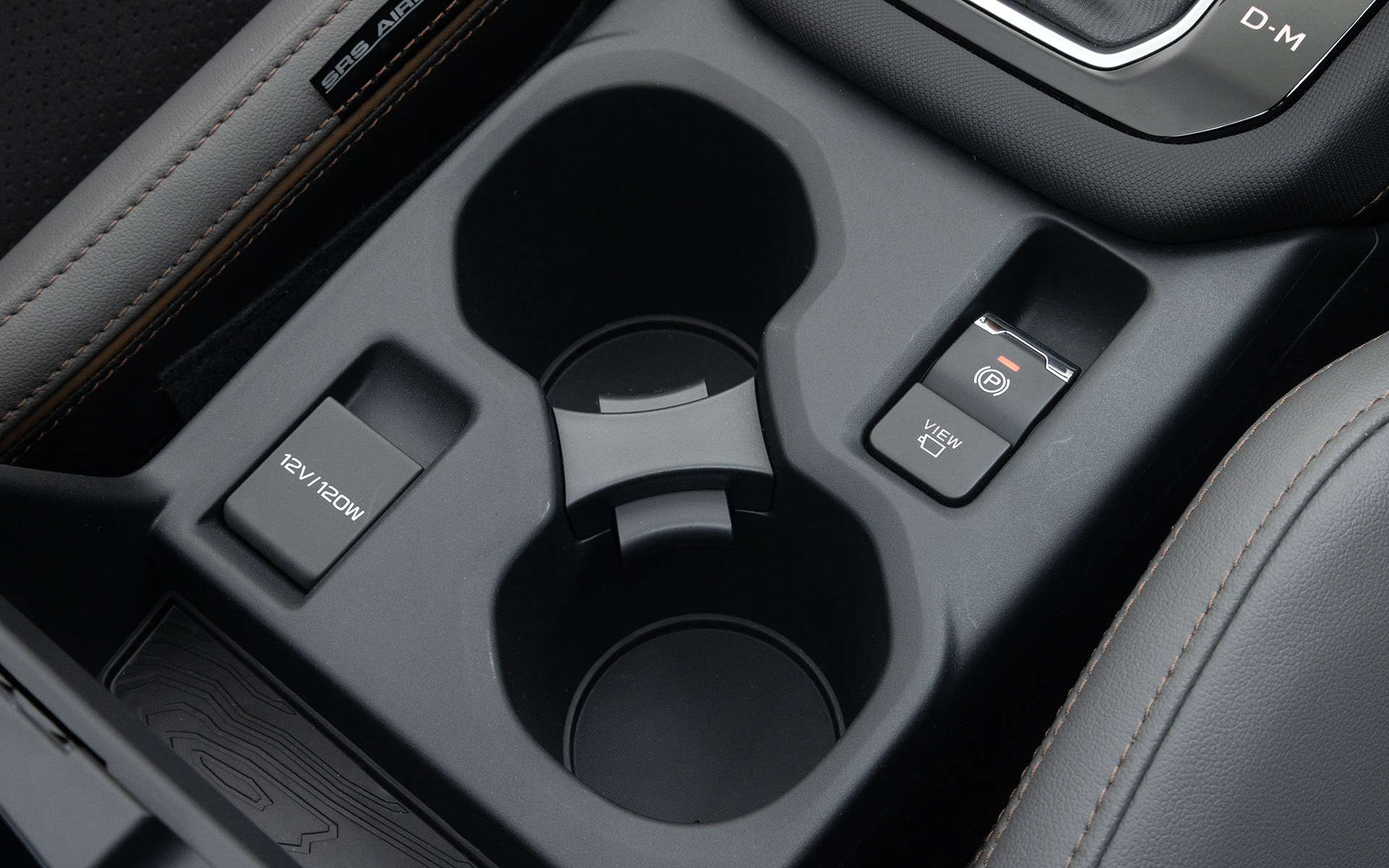 シフト後方にカップホルダーなどを配置。サイドブレーキはオートホールド機能付だがONにするにはセンターディスプレイ内のスイッチを操作する必要がある