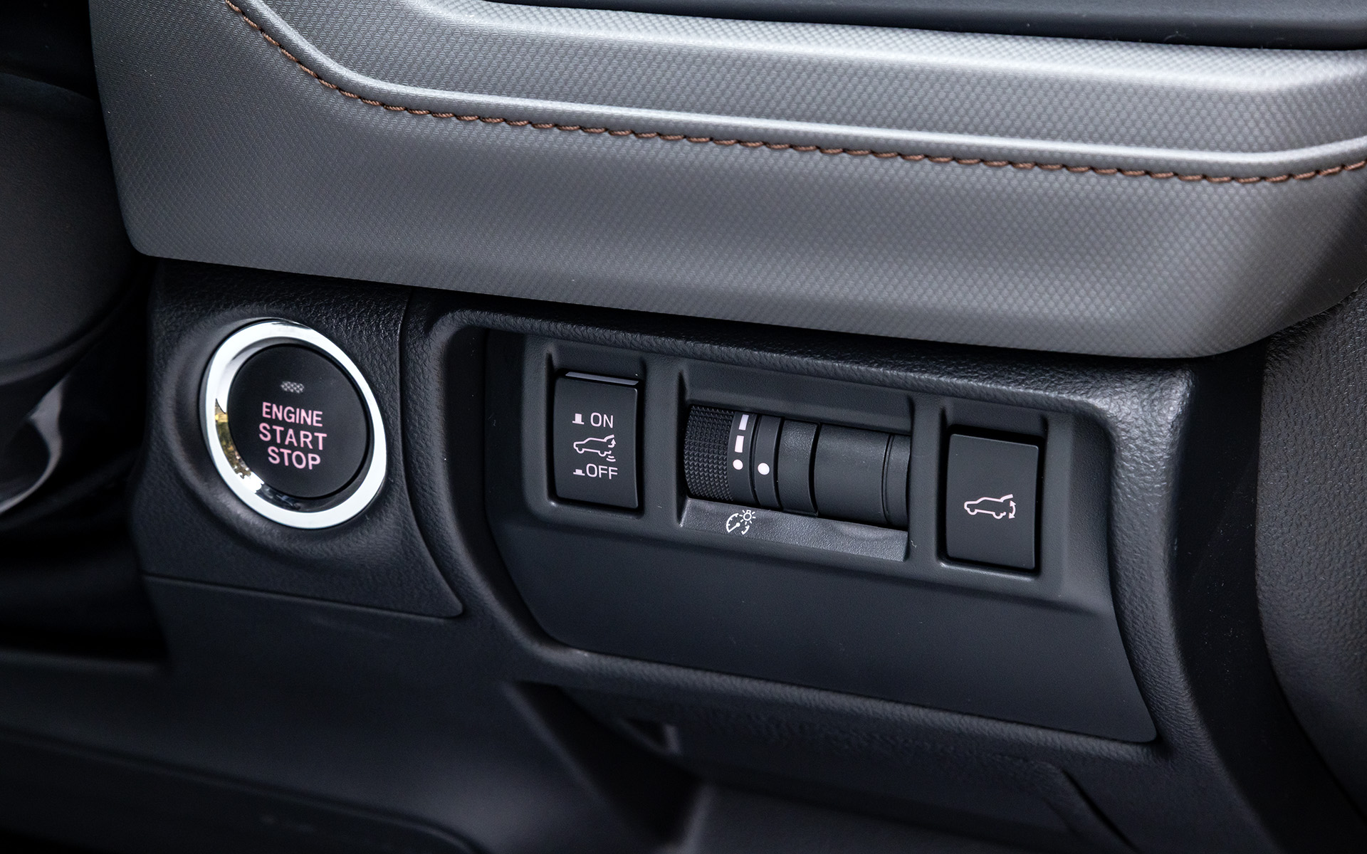 ステアリングコラム右側のスイッチ群はハイブリッド車に比べてシンプル