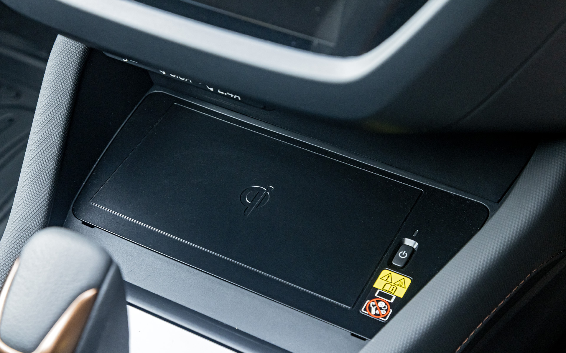 シフトレバー前にワイヤレス充電器を装備