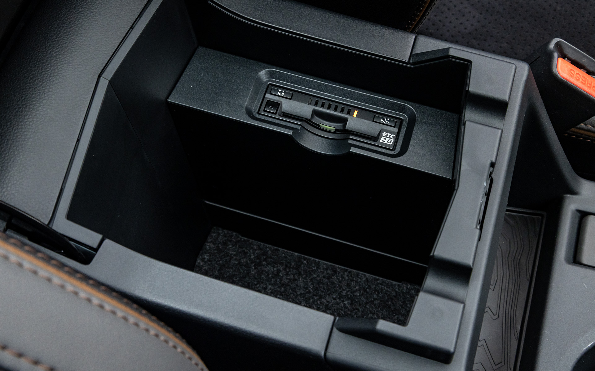 センターコンソール内にETC2.0車載器をビルトイン