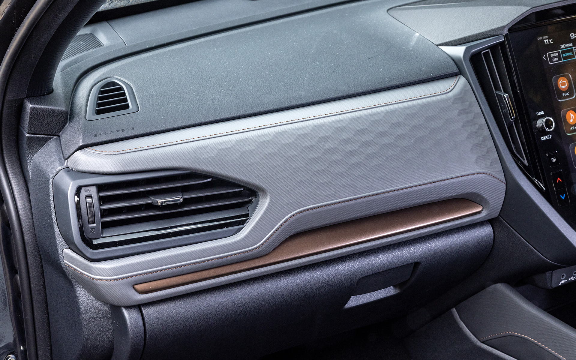 助手席前のパネルにもカッパーのアクセント