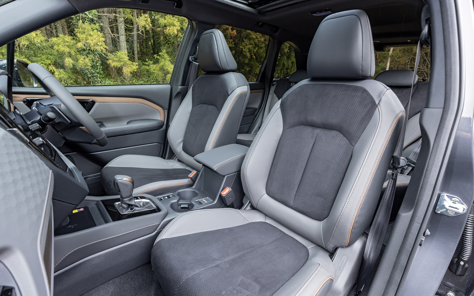 シート表皮はウルトラスエードと合成皮革のコンビネーション。ステッチカラーはブラウン