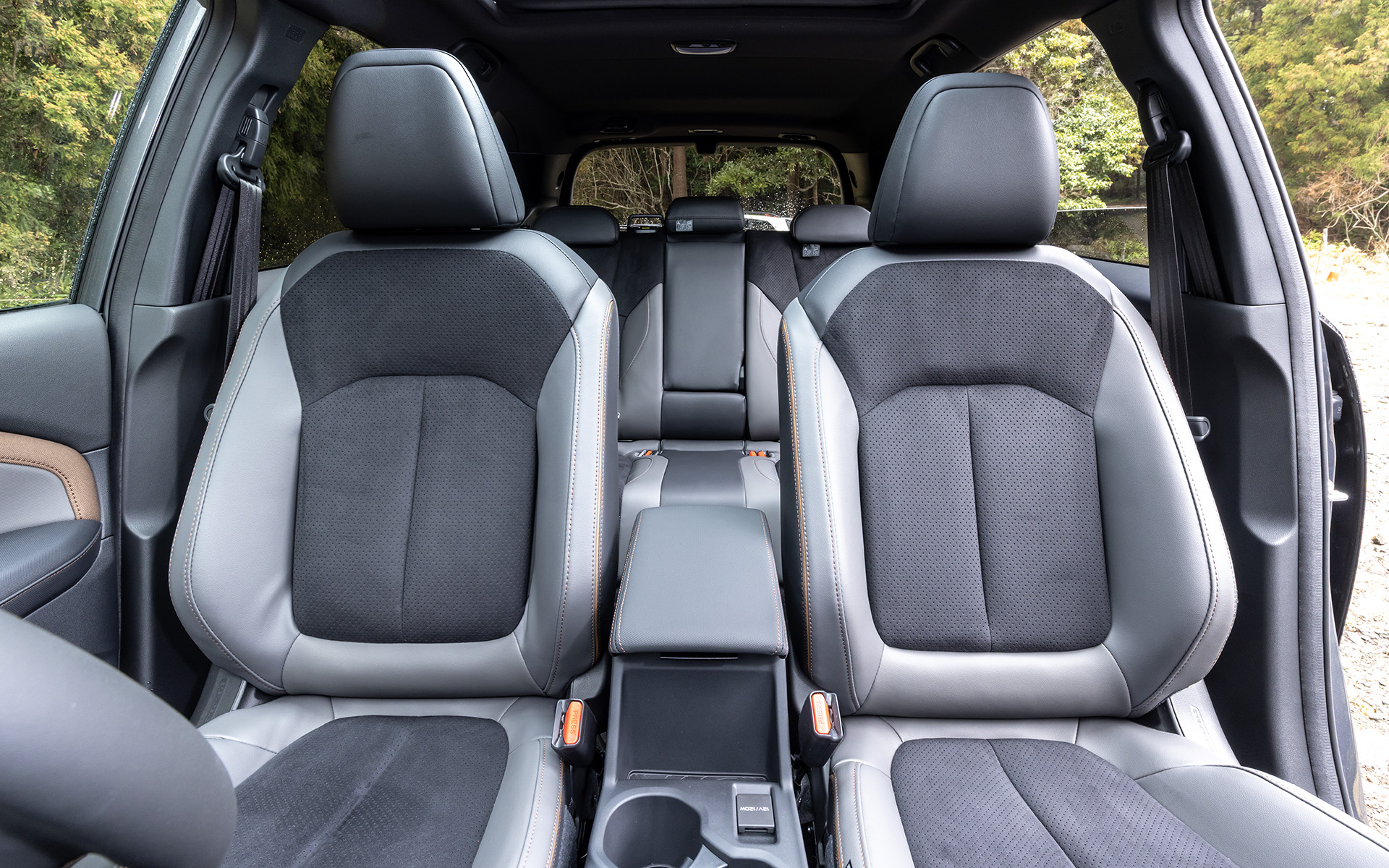 シートのショルダー部は中央側を少し大きめにカットした非対称形状。これは後部座席とのコミュニケーションを考慮してとのこと