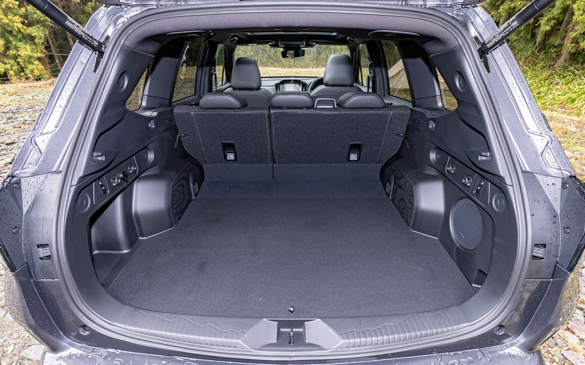 ラゲッジはハイブリッドモデルとほぼ同じ広さ。道路面からのフロア高も同じだという