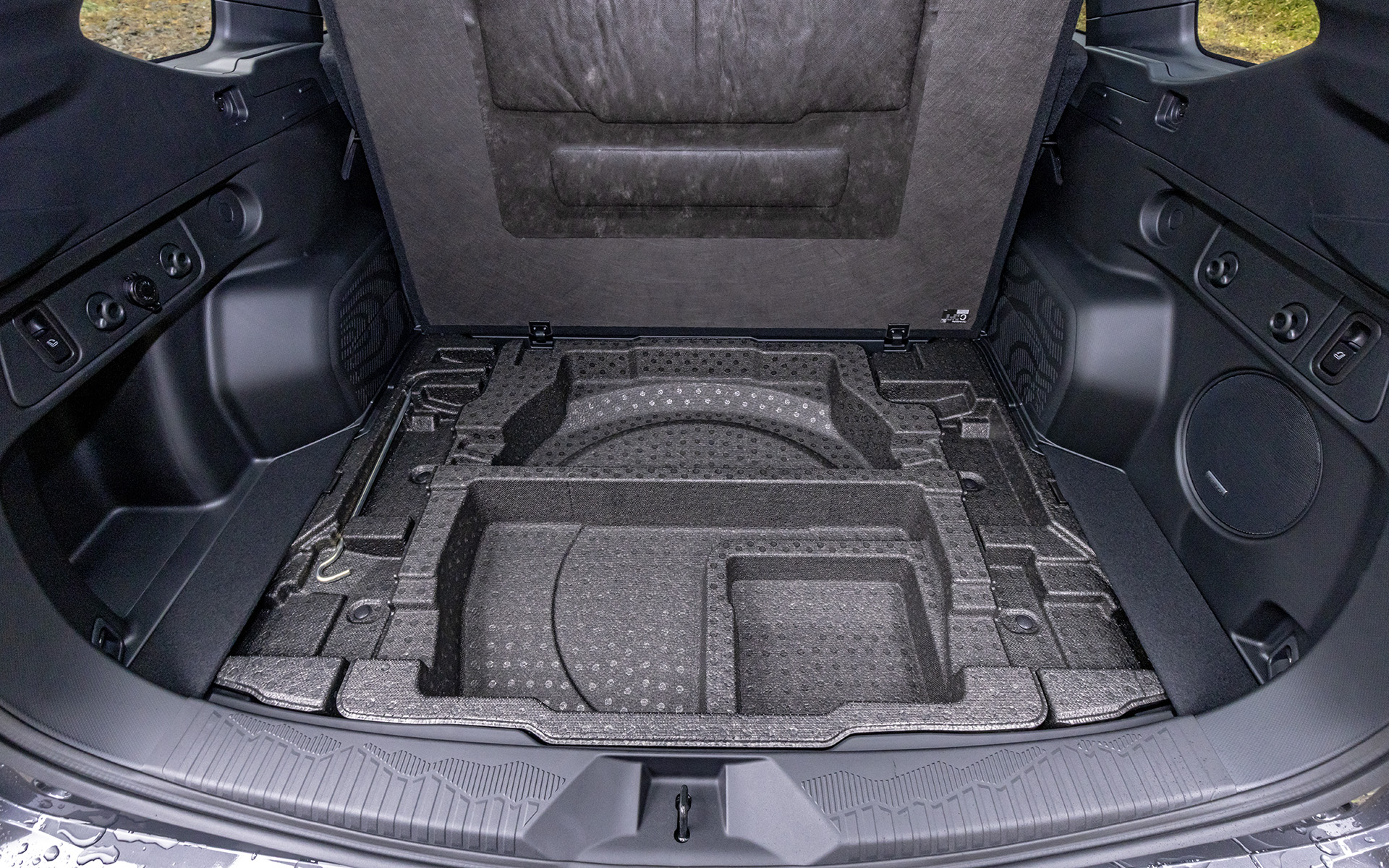 フロア下には小物が収納できるサブトランク