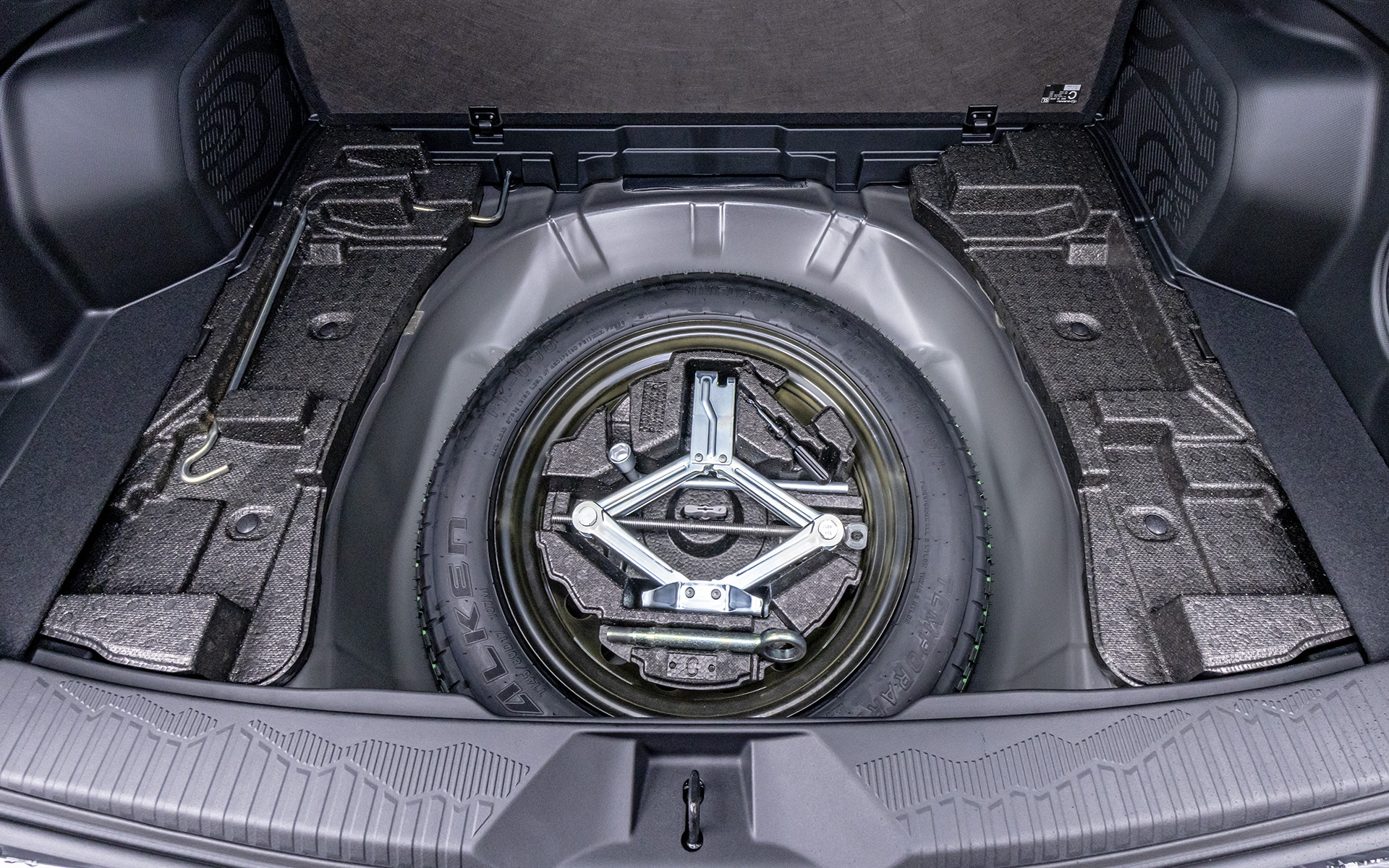 さらに下にはスペアタイヤやツールが収まる