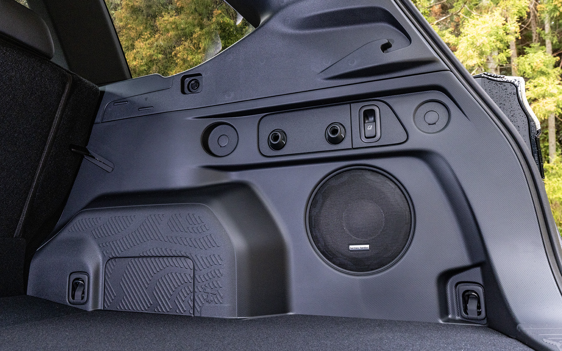 ハイブリッド車にあったAC100Vコンセントが省略される