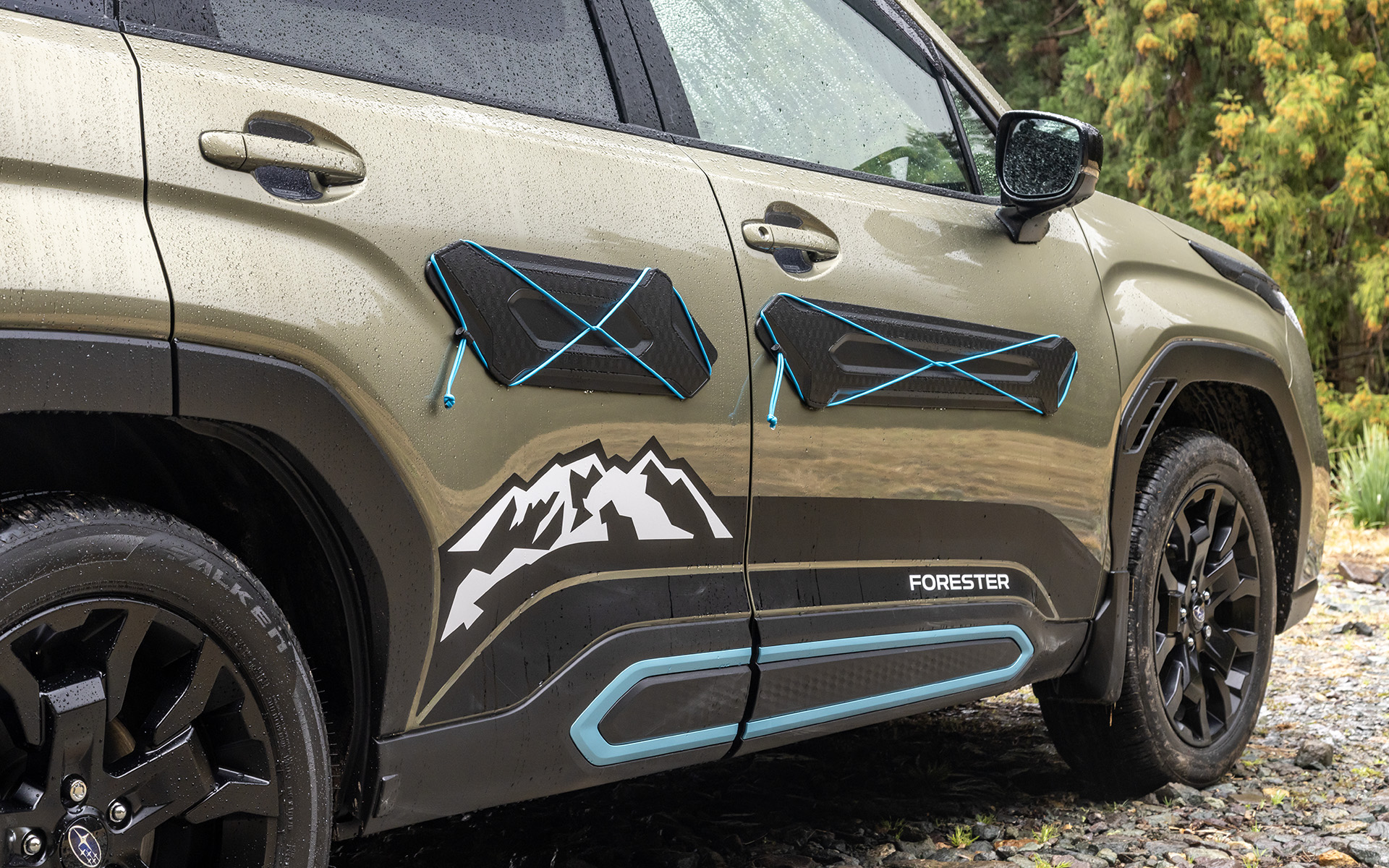 サイドのプロテクターにはパラコードを張ることで停車中に小物などをかけておくことができるようになっている