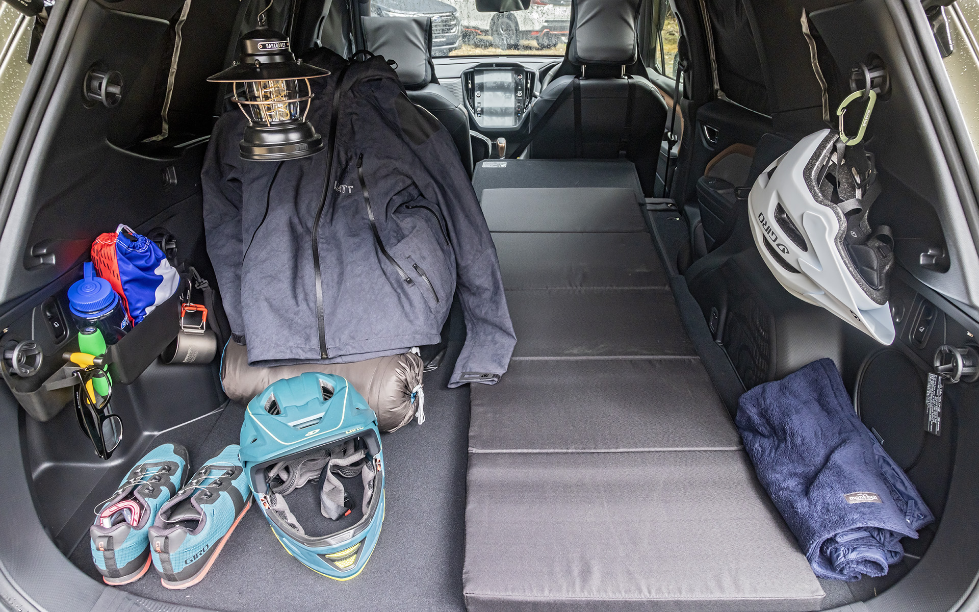 車中泊の使用例。シートバックに装着することでフロアを1550mmから1800mmに延長できる「リアシートバック・エクステンション」など便利なアイテムが数多く用意されている