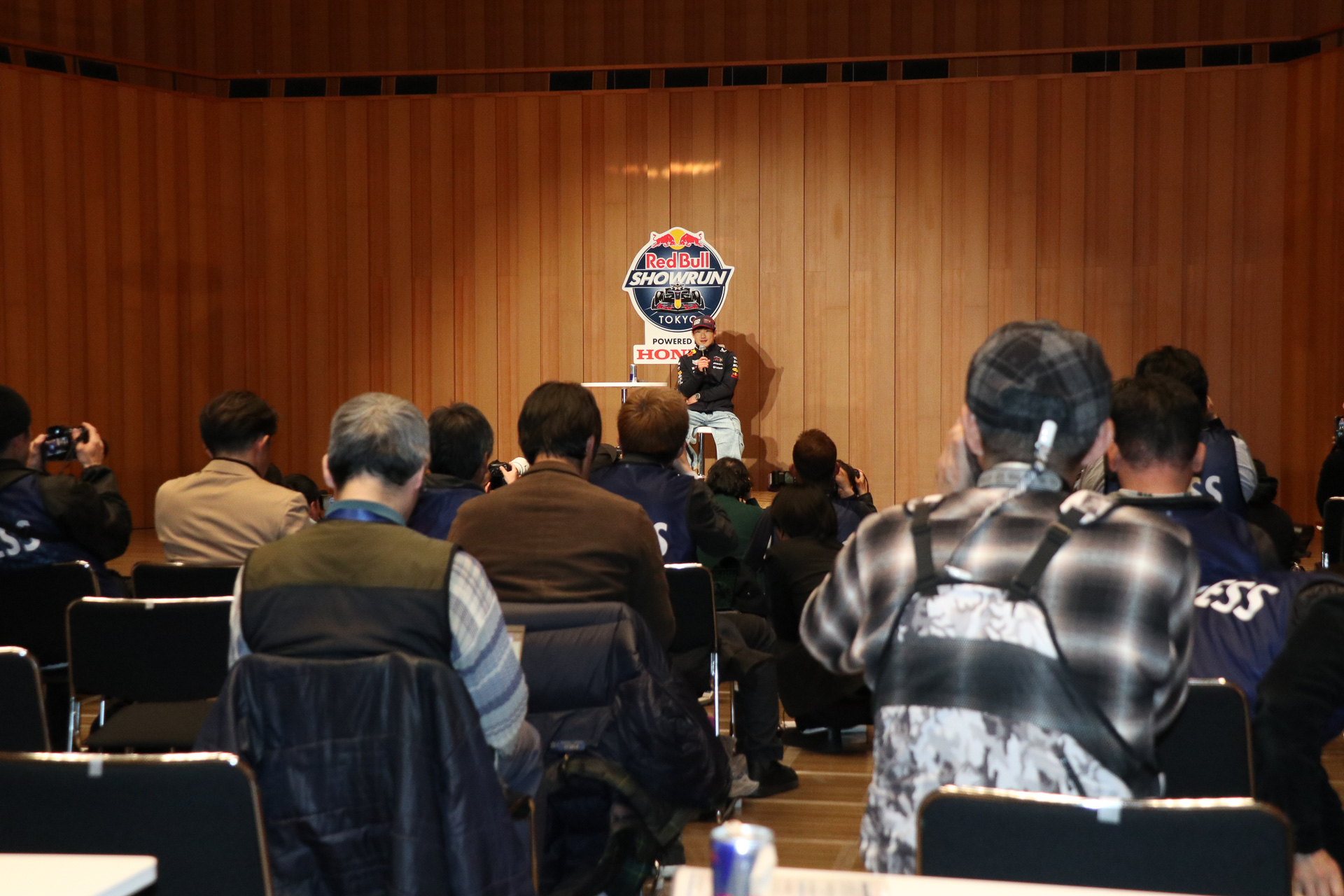 会場には多くの記者が集まって質疑応答を見守った