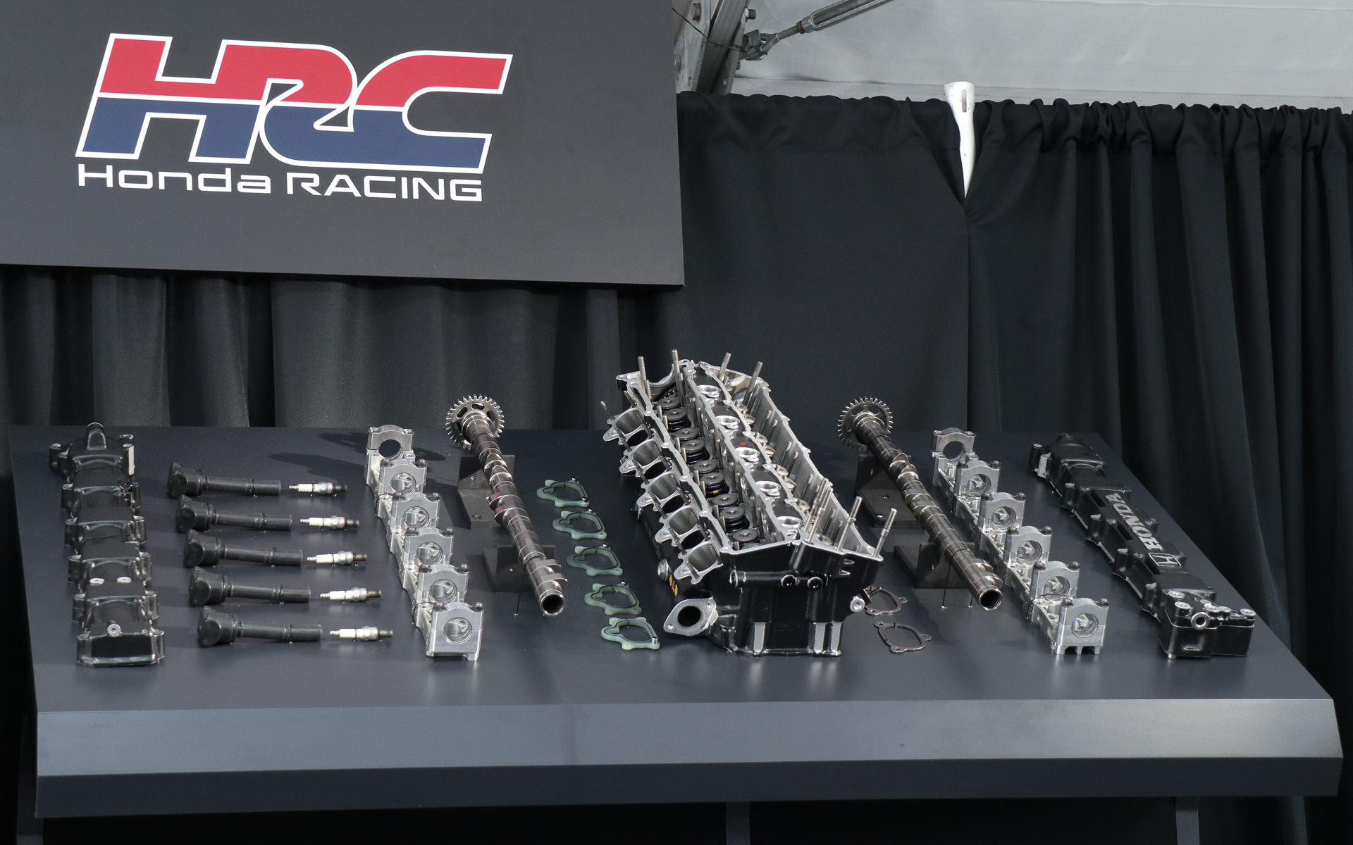 オークション販売されることになったF1マシンのエンジン「ホンダ RA100E」主要部品