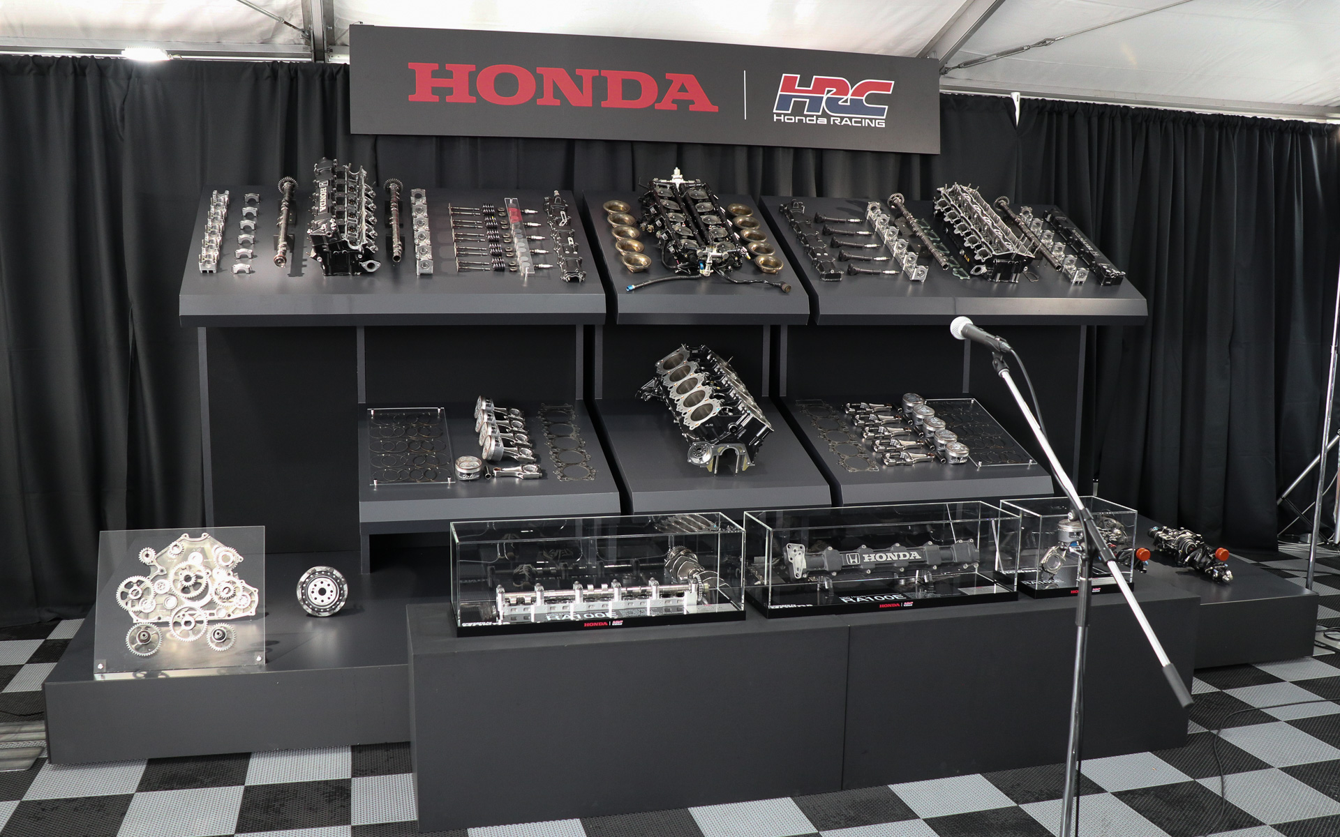 販売されるホンダ RA100Eの全点展示。オークションでは台座ごとの単位でセット販売される予定。分解に際してエンジンオイルやサビなどの汚れは除去されたが、燃焼で発生したススなどはできる限り残され、レースヘリテージを現代に伝える貴重なアイテムとなっている