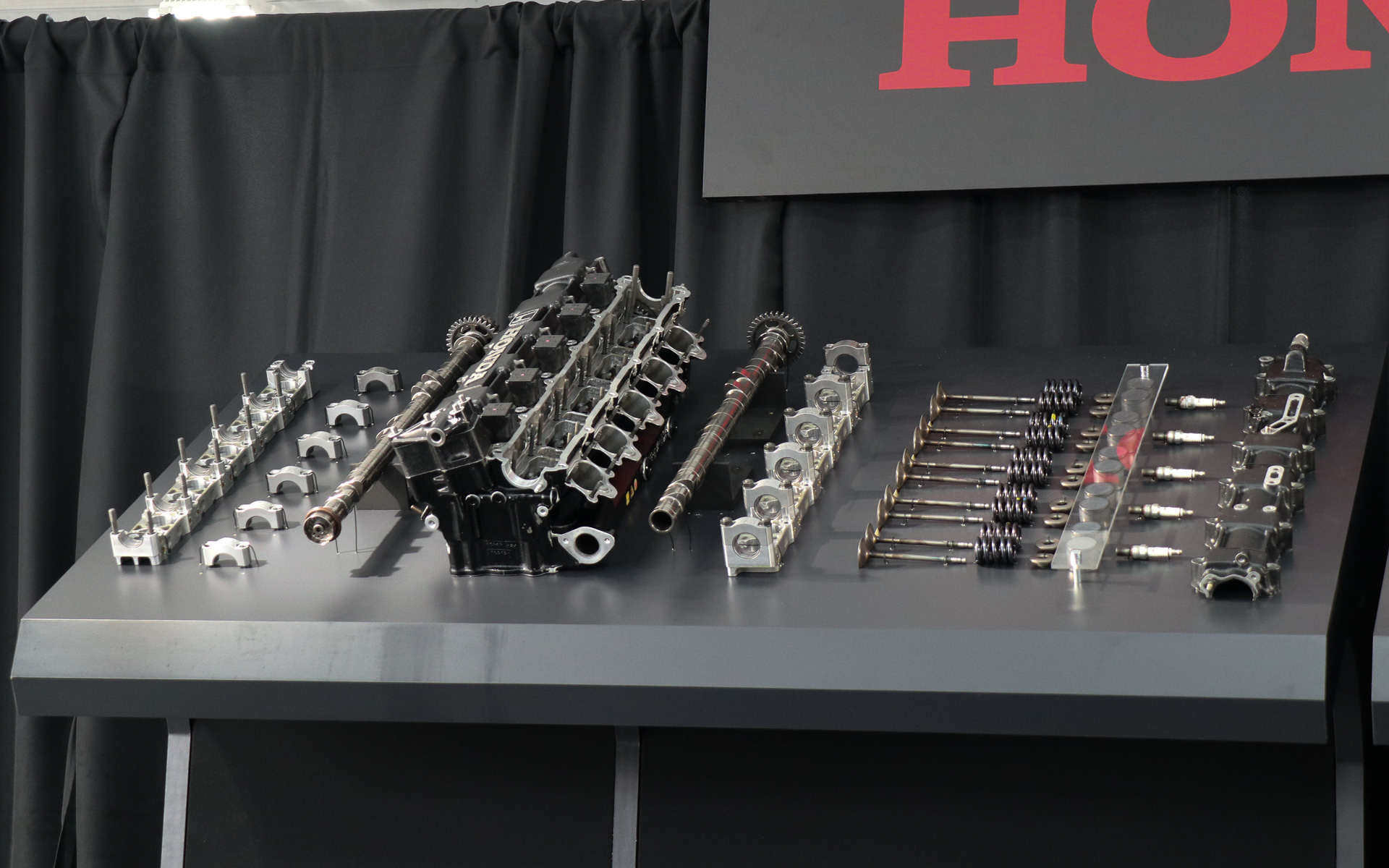 販売されるホンダ RA100Eの全点展示。オークションでは台座ごとの単位でセット販売される予定。分解に際してエンジンオイルやサビなどの汚れは除去されたが、燃焼で発生したススなどはできる限り残され、レースヘリテージを現代に伝える貴重なアイテムとなっている