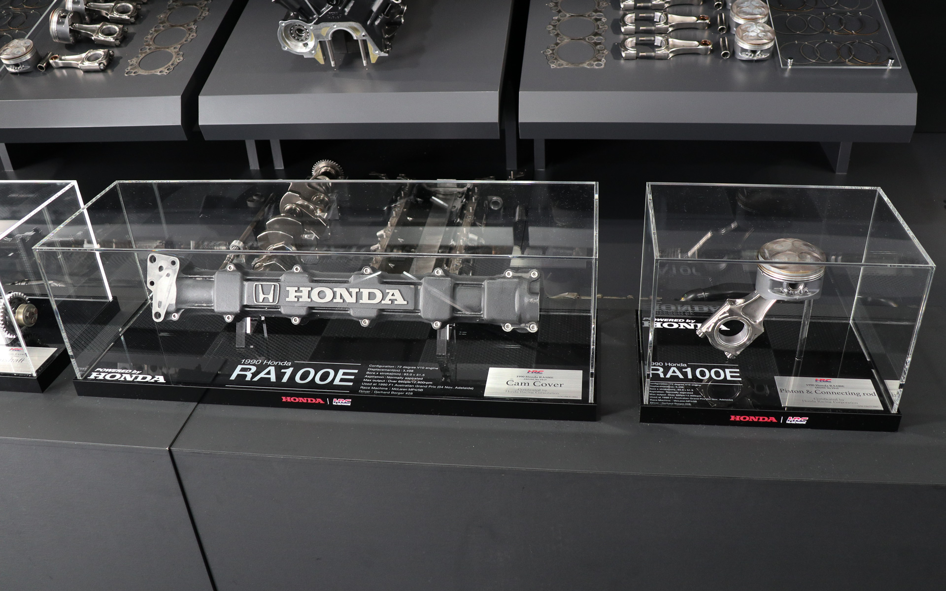 販売時にはケースに収められ、HRC認定証（サーティフィケート）となるオリジナルのメタルプレートが用意されるほか、エンジンの主要諸元、F1のどのレースで使用されたのか、誰がドライブしたマシンなのかといった情報も記載