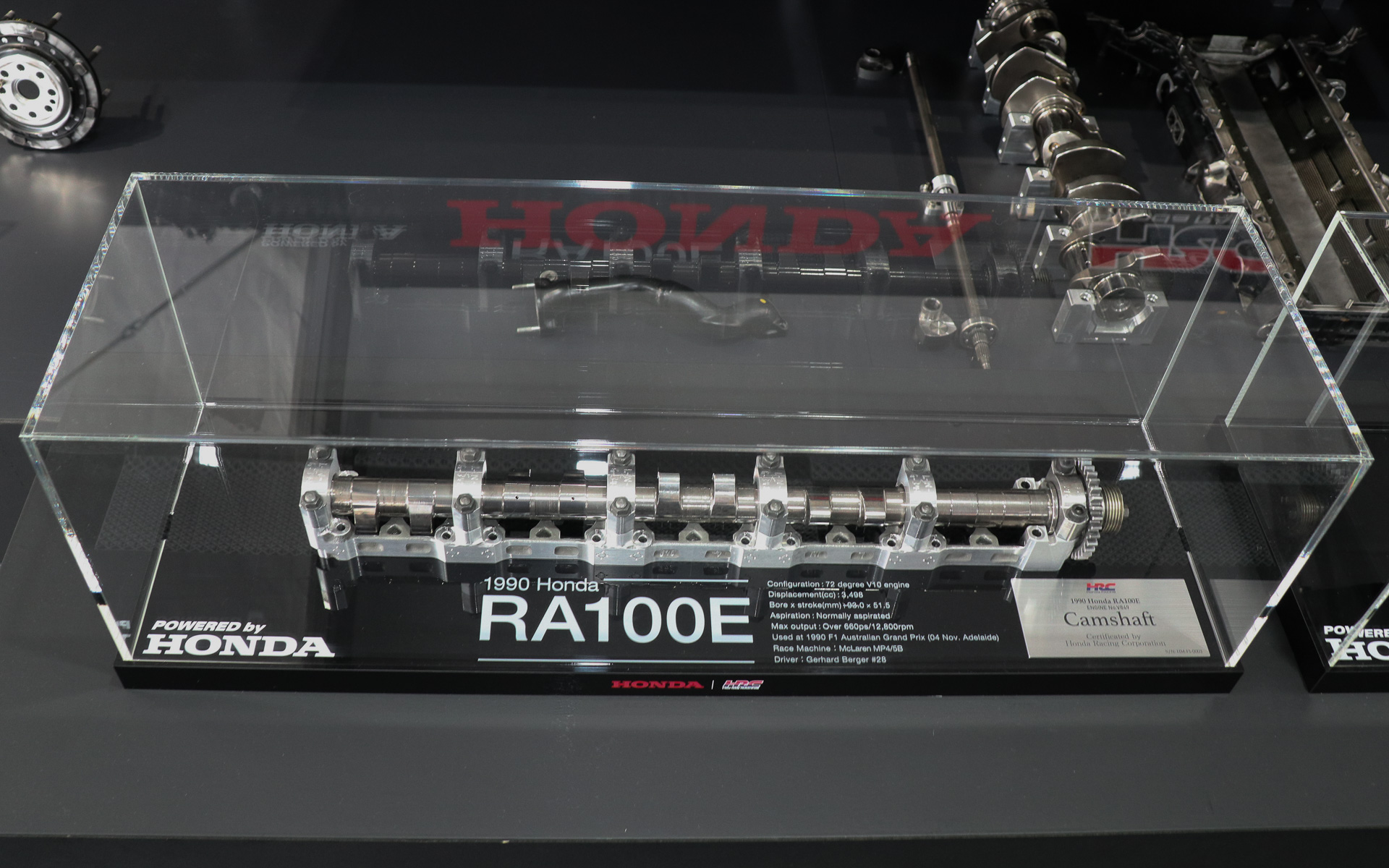 販売時にはケースに収められ、HRC認定証（サーティフィケート）となるオリジナルのメタルプレートが用意されるほか、エンジンの主要諸元、F1のどのレースで使用されたのか、誰がドライブしたマシンなのかといった情報も記載