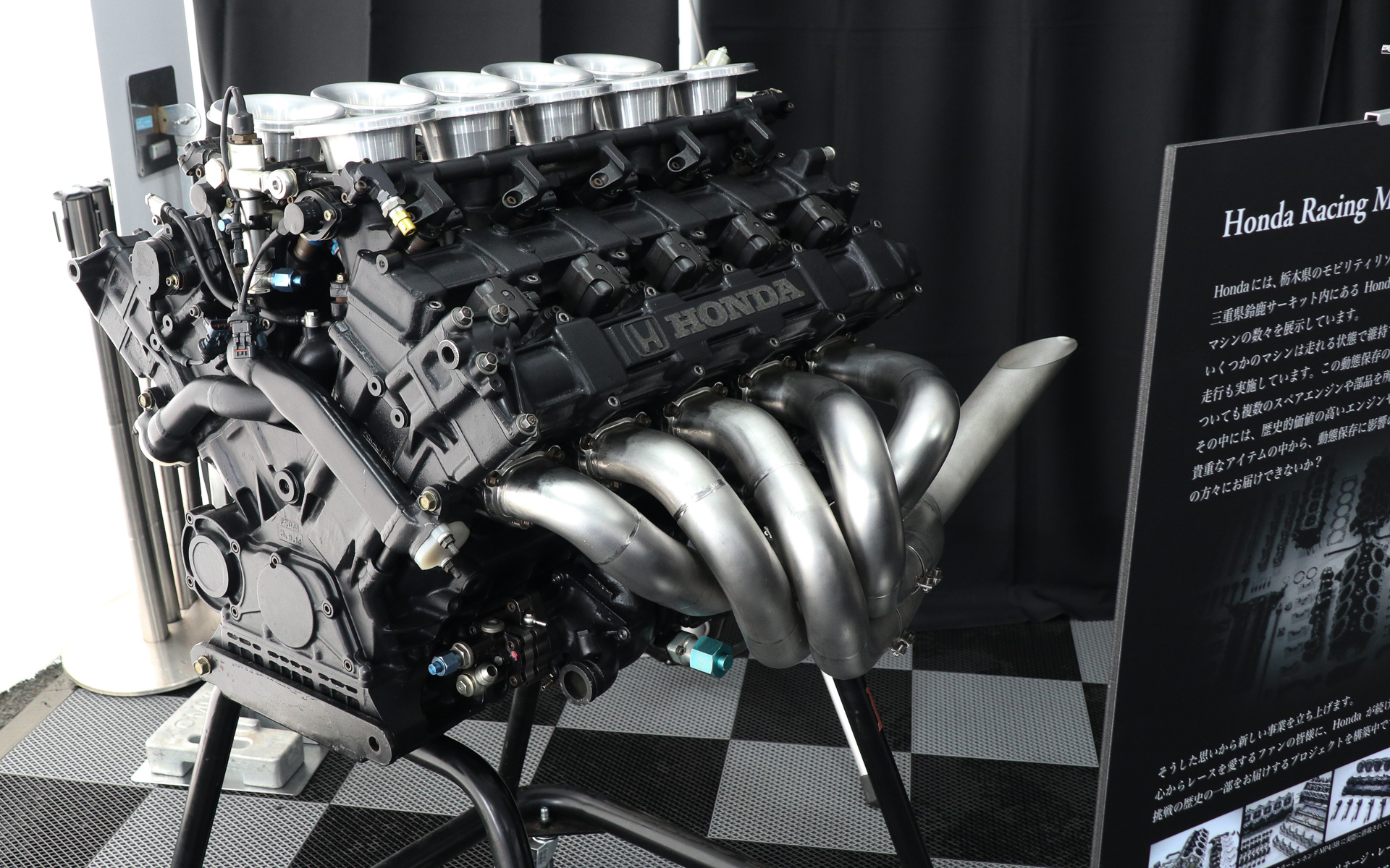 分解されていない状態のホンダ RA100Eも単体展示