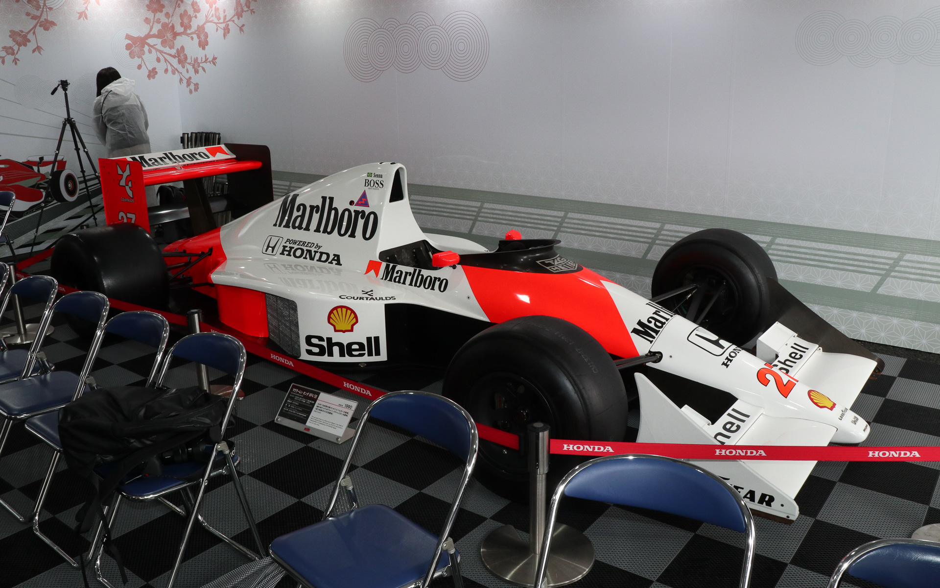 説明会は「F1展示エリア」内の「マクラーレン ホンダ MP4/5B」展示エリアで行なわれた