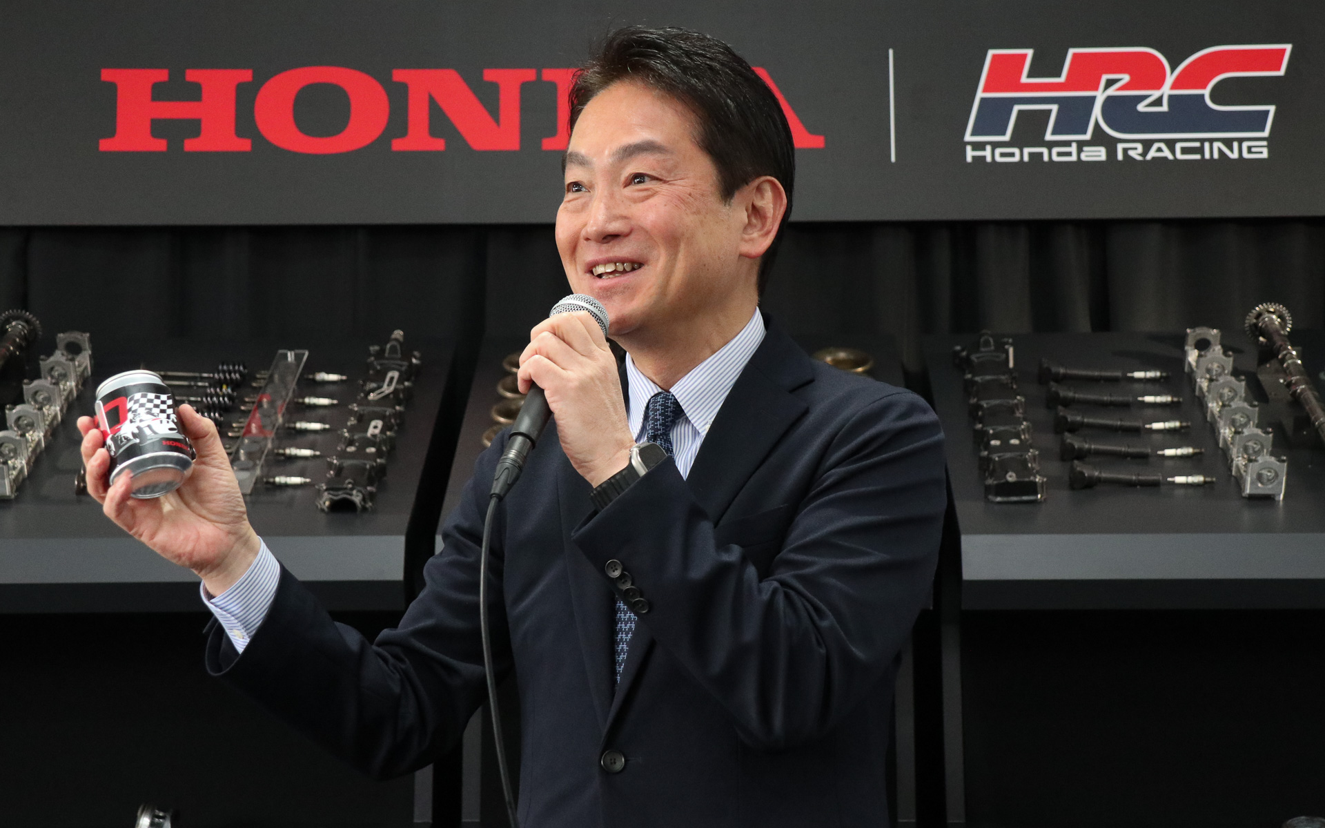 レースヘリテージを安価に体験してもらえるアイデアとして生み出された「エンジン始動の空気缶」