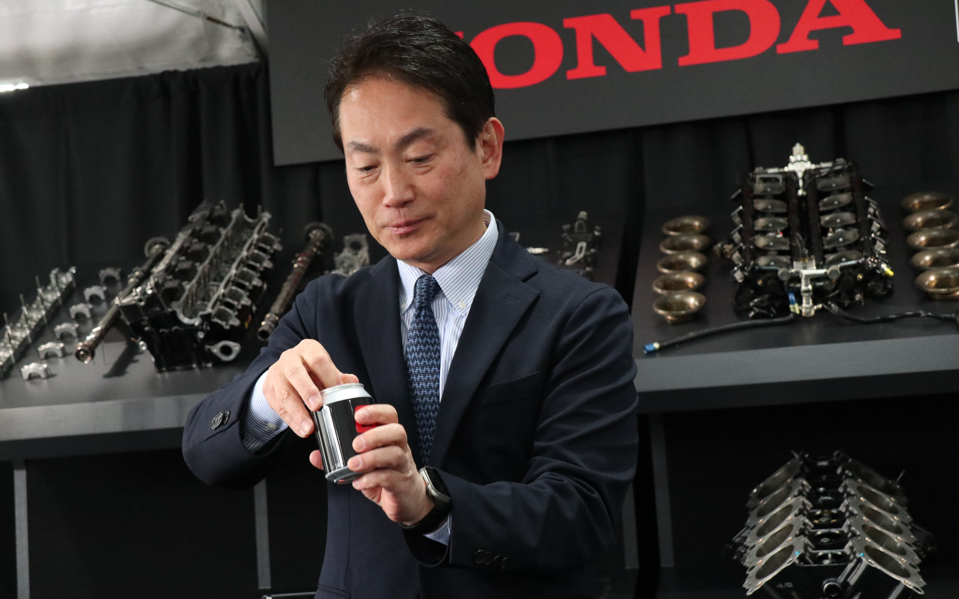 渡辺社長はその場で缶を開けて「マクラーレン ホンダ MP4/6の空気缶」の匂いをチェック。筆者も嗅がせてもらったが、法規対応と無縁で触媒レスのレースマシンから出た排出ガスはワイルドで刺激的だった