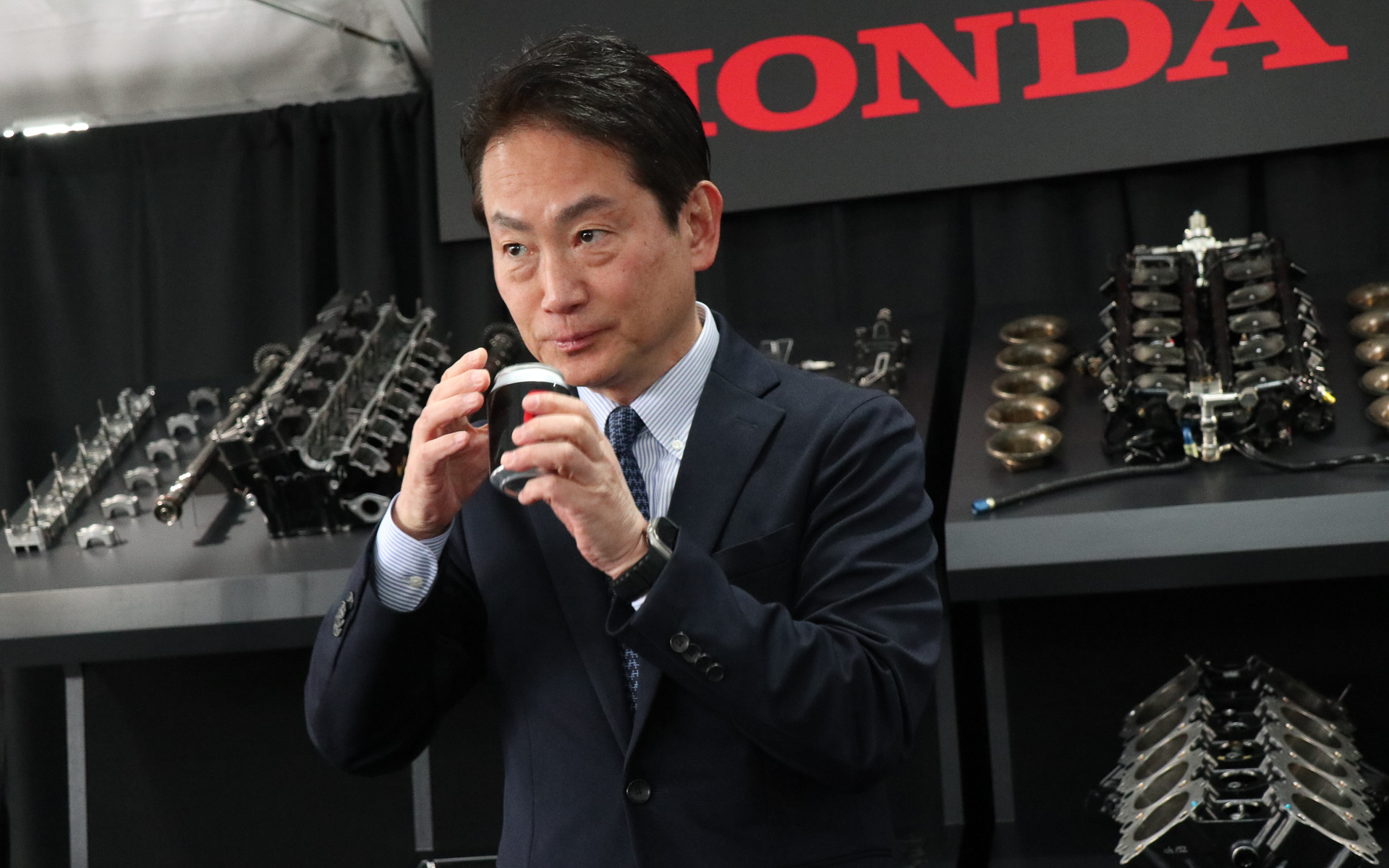 渡辺社長はその場で缶を開けて「マクラーレン ホンダ MP4/6の空気缶」の匂いをチェック。筆者も嗅がせてもらったが、法規対応と無縁で触媒レスのレースマシンから出た排出ガスはワイルドで刺激的だった