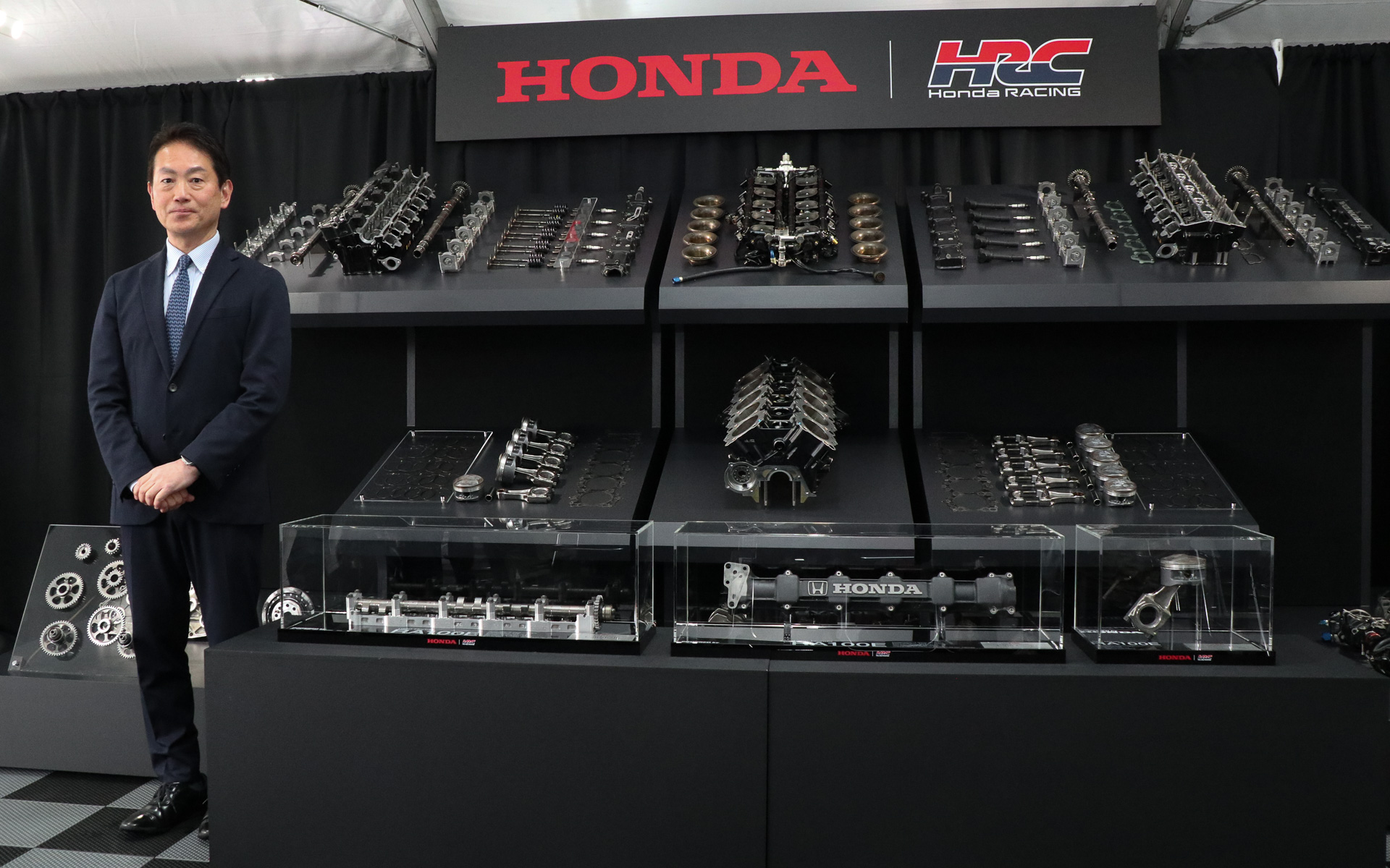 説明会の最後に行なわれた渡辺社長のフォトセッション