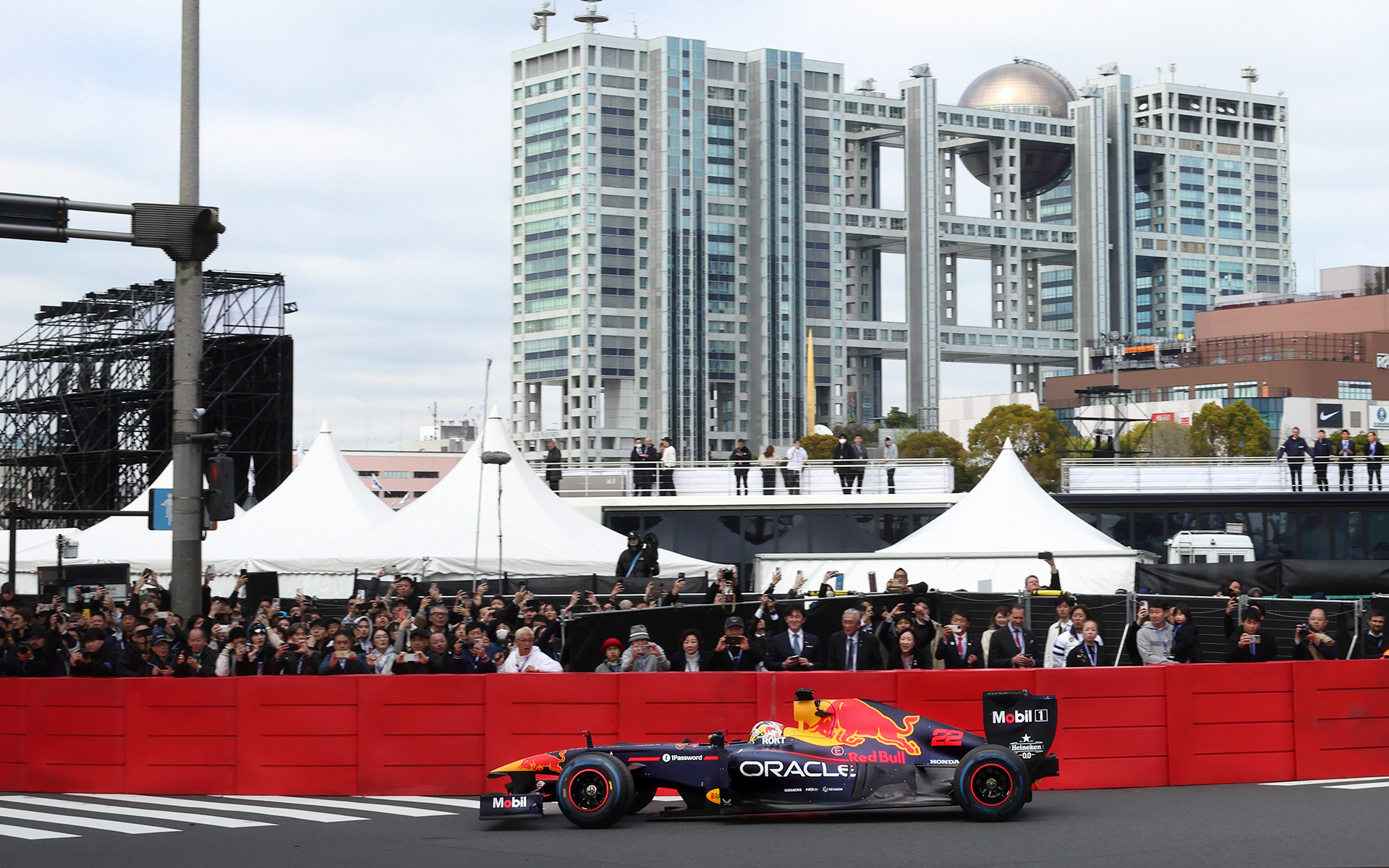 4月2日、東京・お台場にて一般公道をF1マシンが疾走する「Red Bull Showrun × Powered by Honda」が開催された