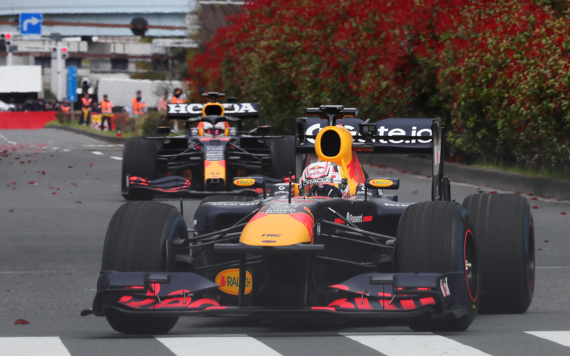 角田裕毅選手のRed Bull Racing RB7（25カラーリング）とマックス・フェルスタッペン選手のRed Bull Racing RB16Bのショーラン