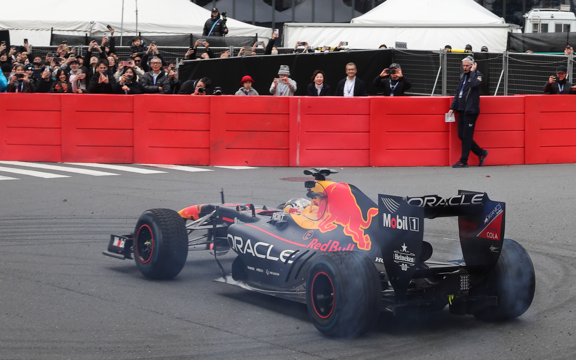 角田裕毅選手がドーナツターンでファンサービス