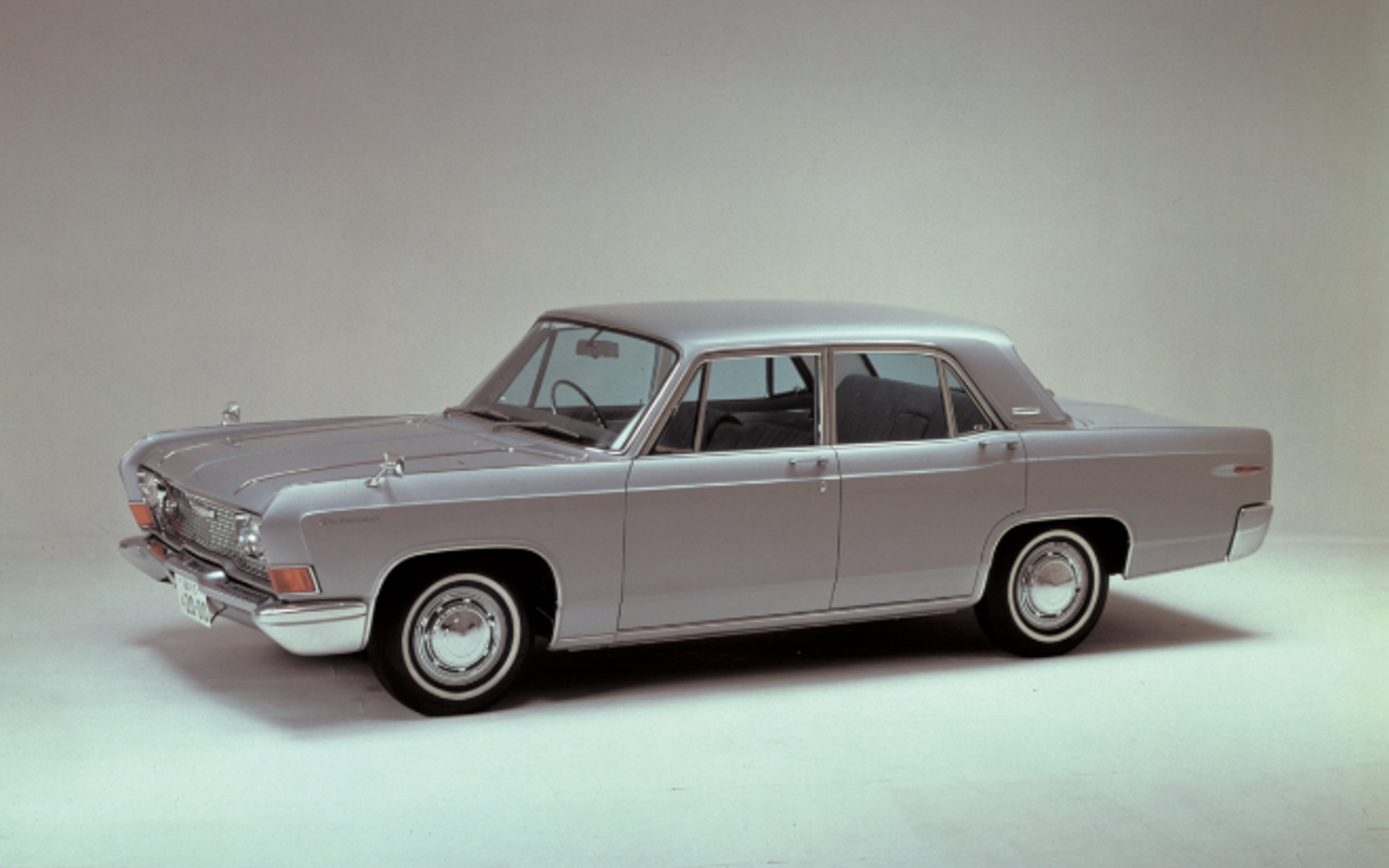 「デボネア」。1964年に発売した初代モデル。米国GMのハンス・ブレッツナー氏を招聘してデザインした高級セダンで、直列6気筒OHV2.0リッターエンジンを搭載。パワーステアリング、パワーウィンドウ、前席電動シート、ボルグワーナー製3速AT、エアコンなど当時の最新技術を採用