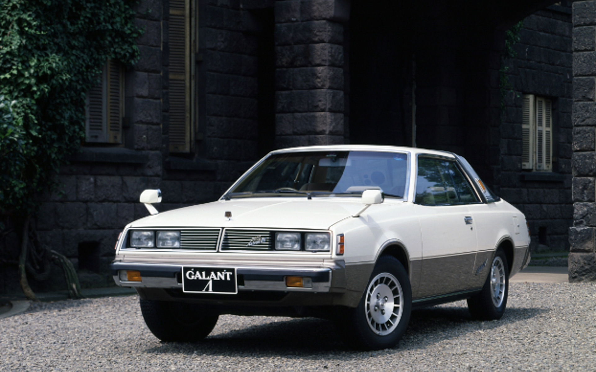 「ギャランΛ（ラムダ）」。1976年に発売した2ドアハードトップクーペで、スラントノーズ、角型デュアルヘッドライト、ロールバールーフ、ラップアラウンドリアウィンドウを装備し斬新なスタイリングが特徴。2.0リッターSOHCエンジンを搭載し、内装には革新的な1本スポーク式ステアリングやヘッドレスト内蔵リクライニング式フロントシートを採用