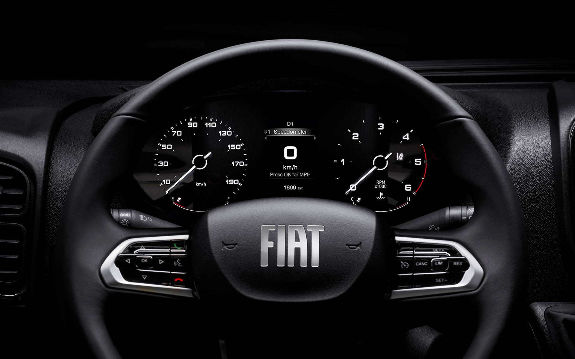 ステアリングホイールに新ロゴを配置