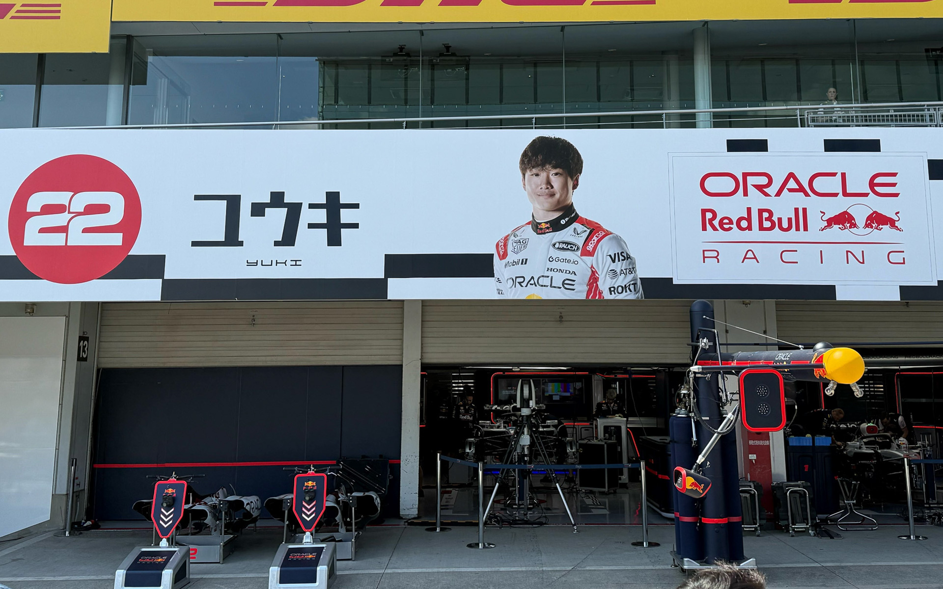日本グランプリに向けて準備が進む鈴鹿サーキットでのオラクル・レッドブル・レーシングと角田裕毅選手の看板