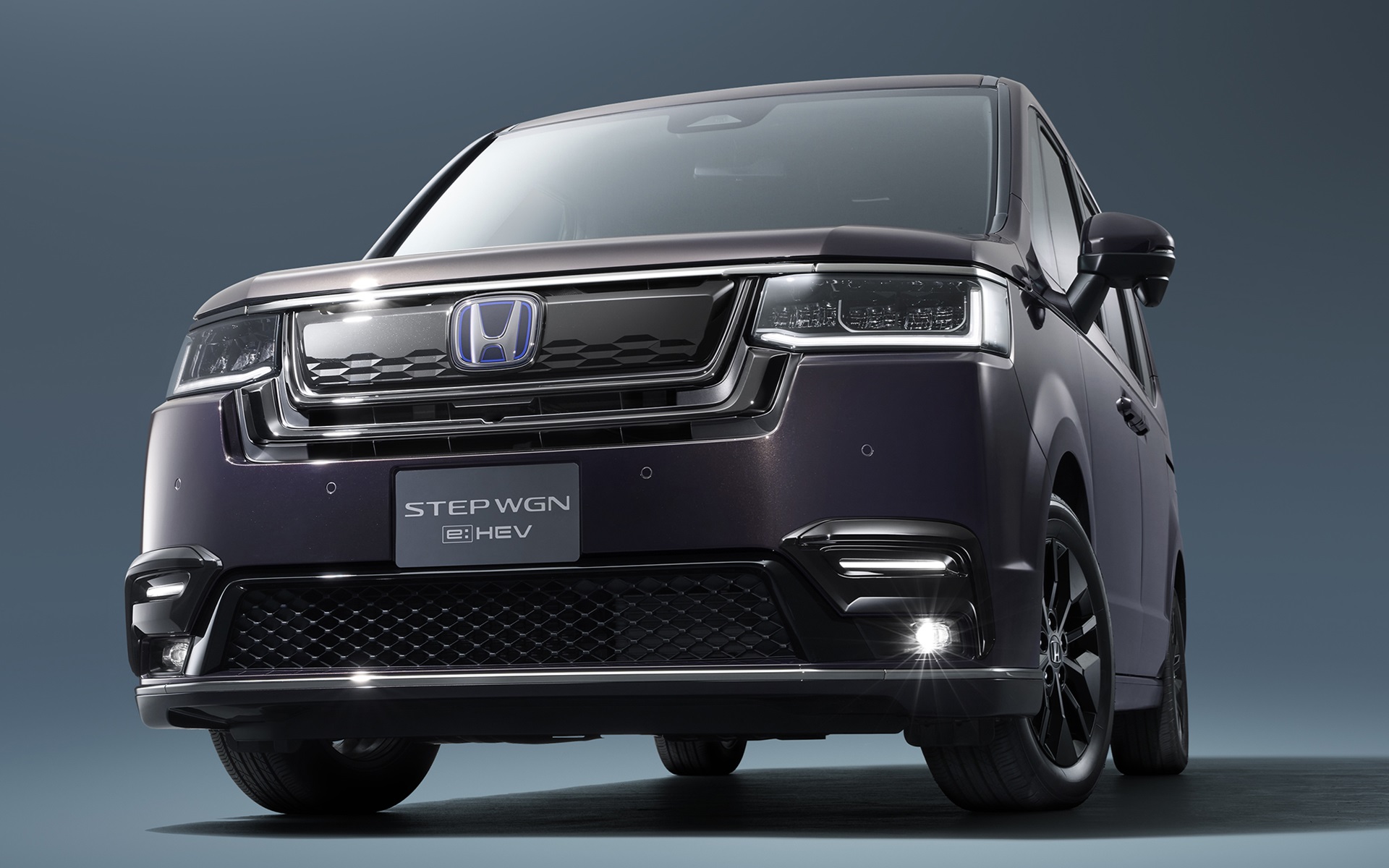 ホンダアクセスが提案するステップワゴンの新たなテーマは「Emotional Black Solid」