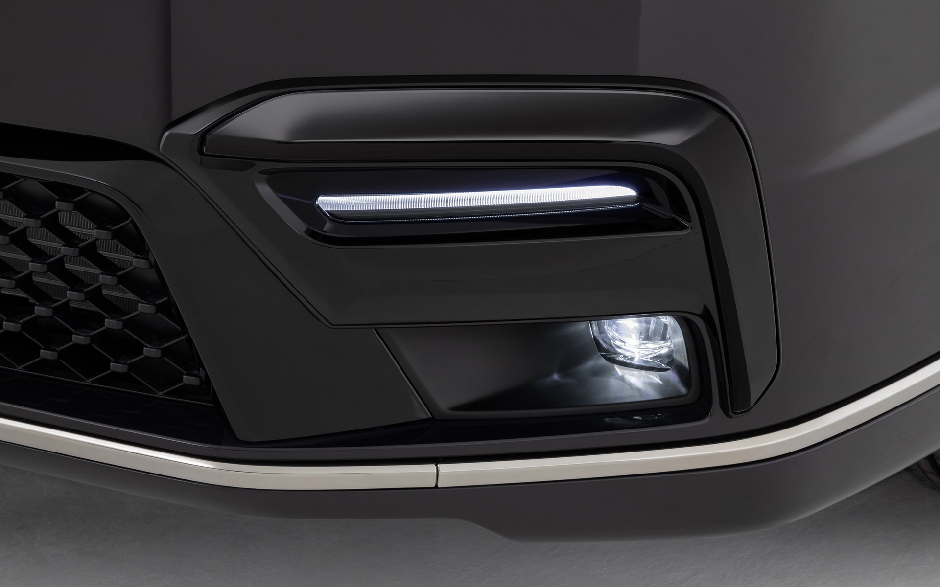 グロスブラックのフォグライトガーニッシュ（LEDビームライト付き）